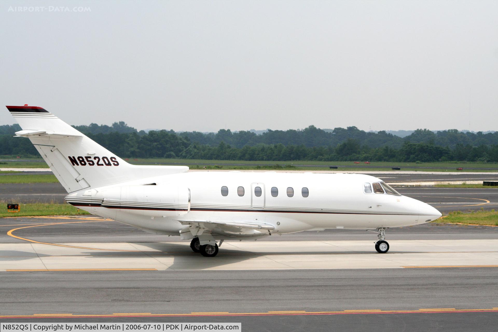 N852QS, 1999 Raytheon Hawker 800XP C/N 258452, Taxing past Mercury Air Service