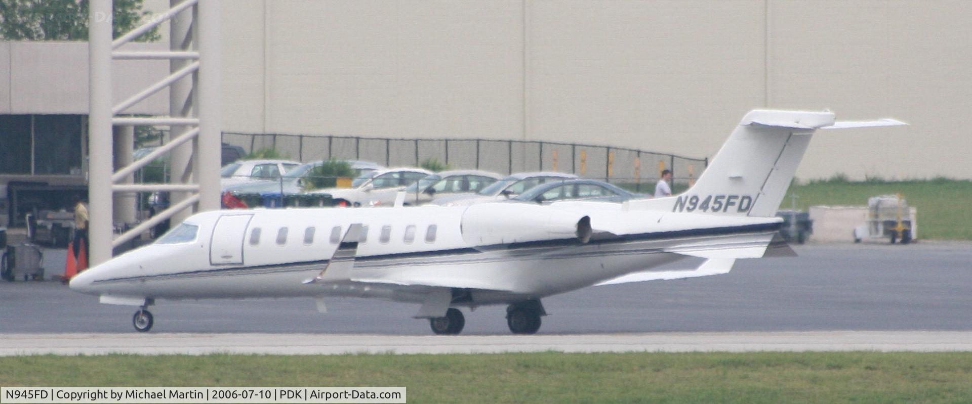 N945FD, 2000 Learjet 45 C/N 122, Taxing to Signature Air
