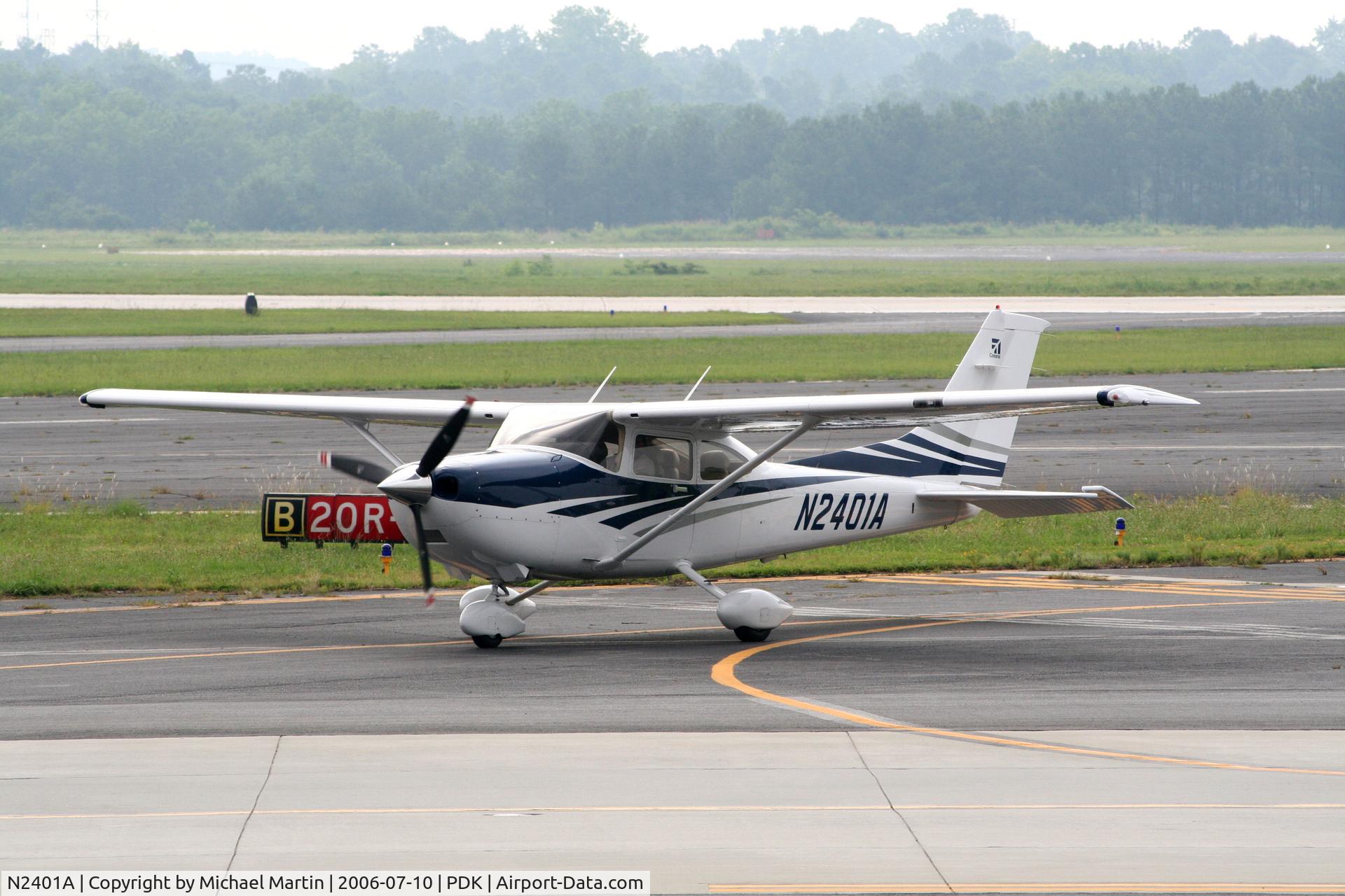 N2401A, 2006 Cessna 182T Skylane C/N 18281755, Taxing to Epps Air Service