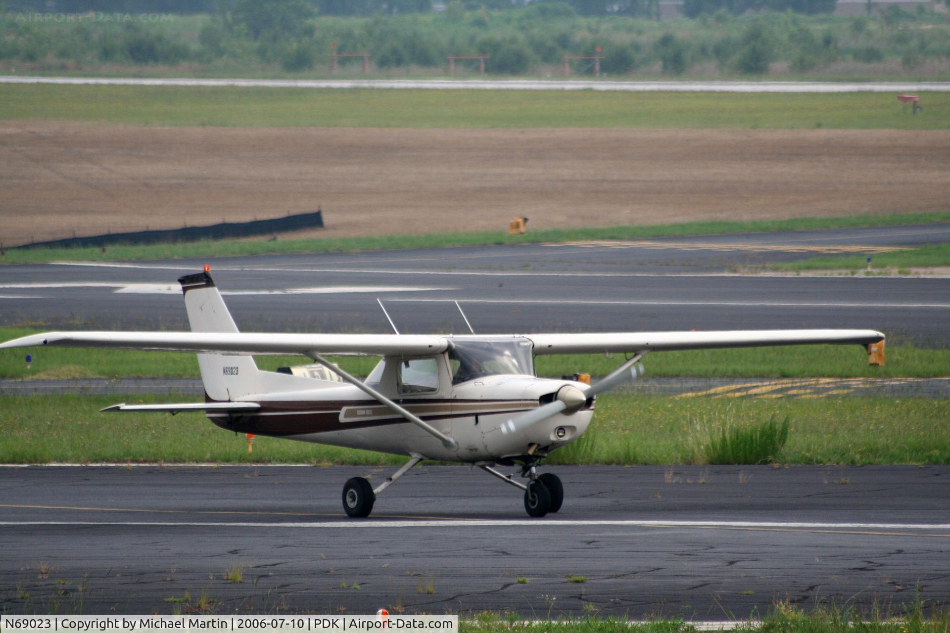 N69023, 1978 Cessna 152 C/N 15282441, Taxing to Runway 2L