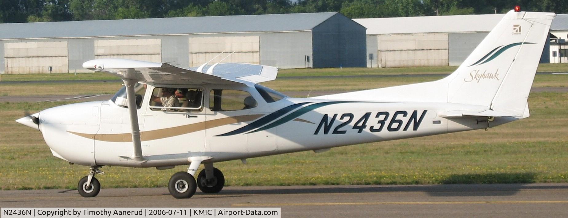 N2436N, 2000 Cessna 172R C/N 17280842, Taxiing for takeoff