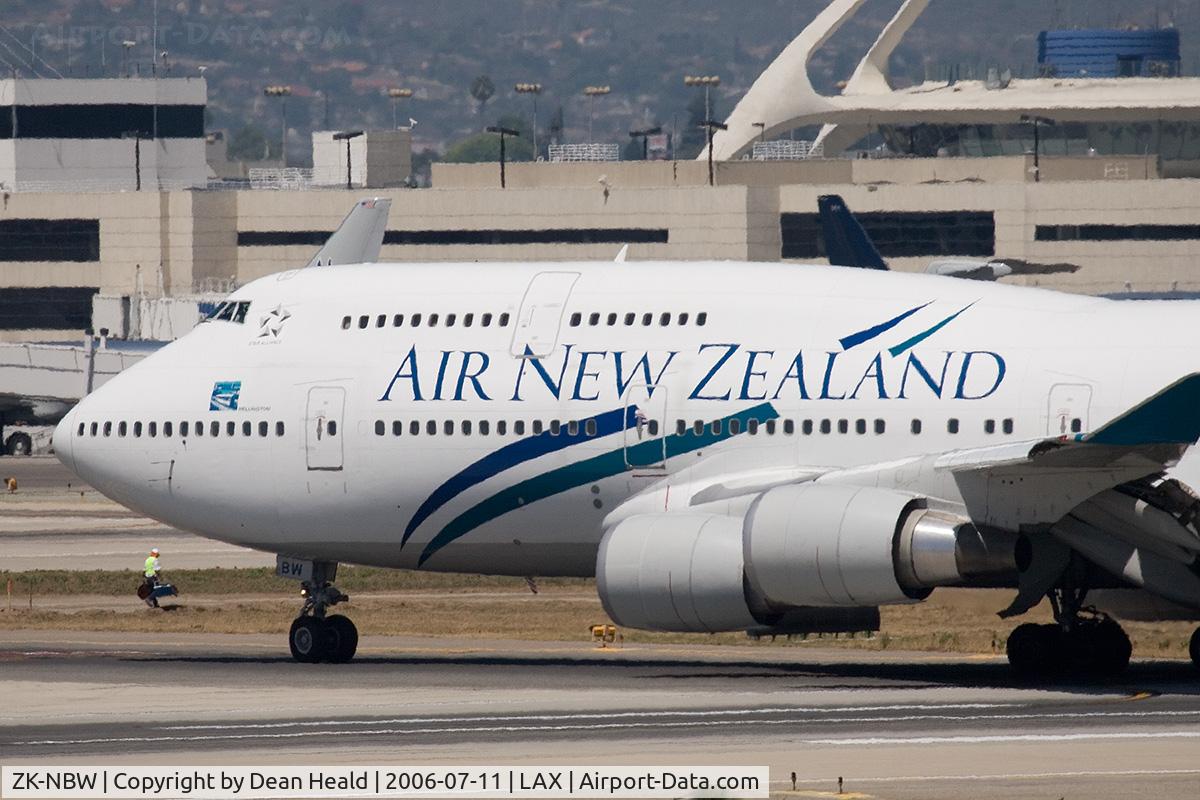 ZK-NBW, 1999 Boeing 747-419BDS(F) C/N 29375, Air New Zealand ZK-NBW (FLT ANZ2) exitting RWY 25L after arriving from Auckland Int'l (NZAA).