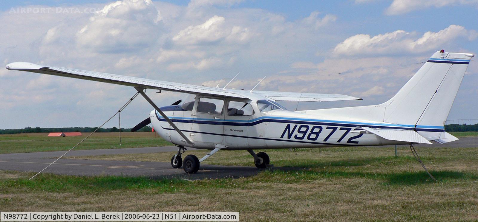 N98772, 1985 Cessna 172P C/N 17276347, !985 Cessna Skyhawk takes a break at Solberg Airport.