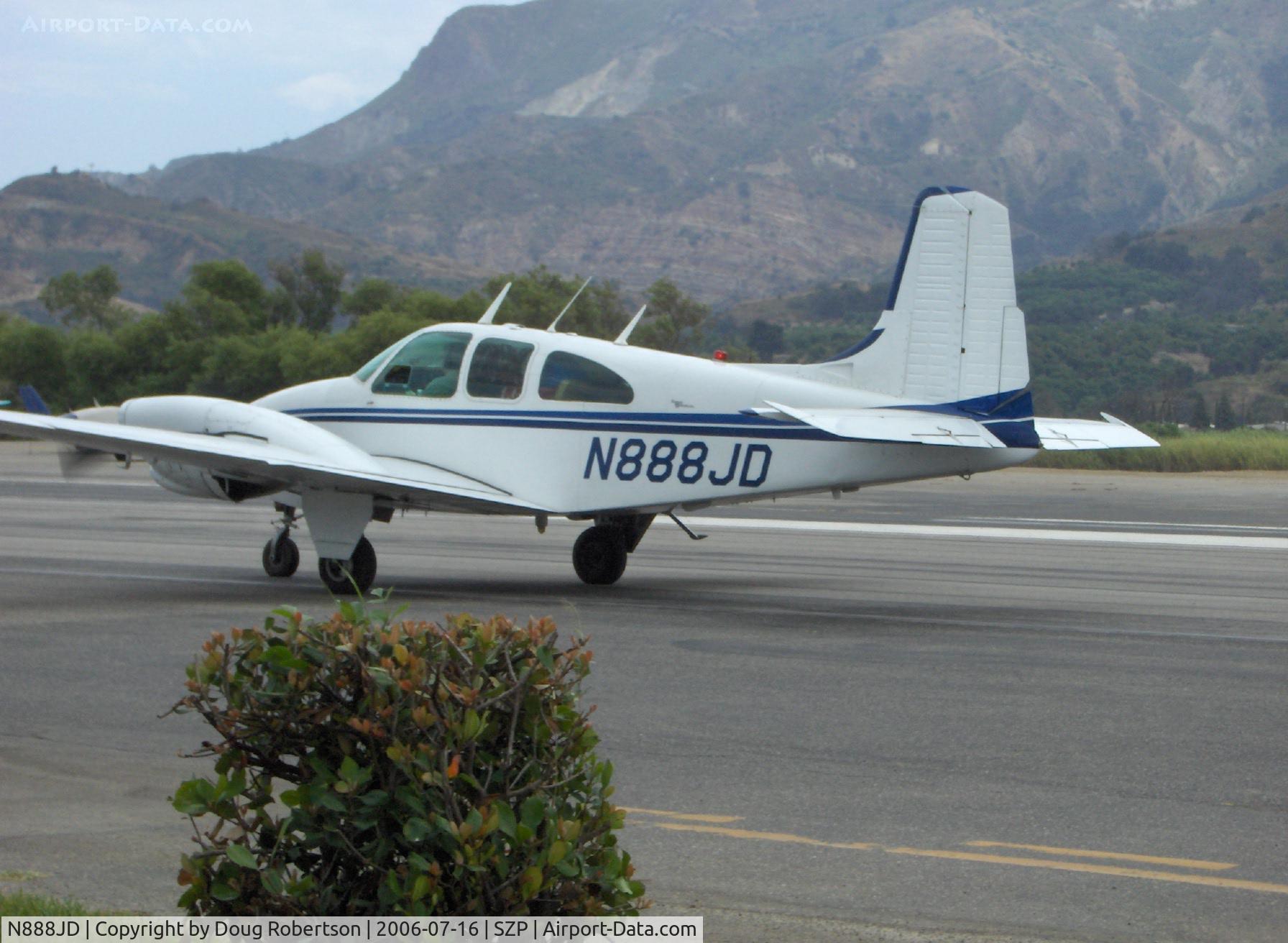 N888JD, 1968 Beech E95 C/N TD-720, 1968 Beech E95 TRAVEL AIR, two Lycoming IO-360s 180 Hp, taxi to Runway 22