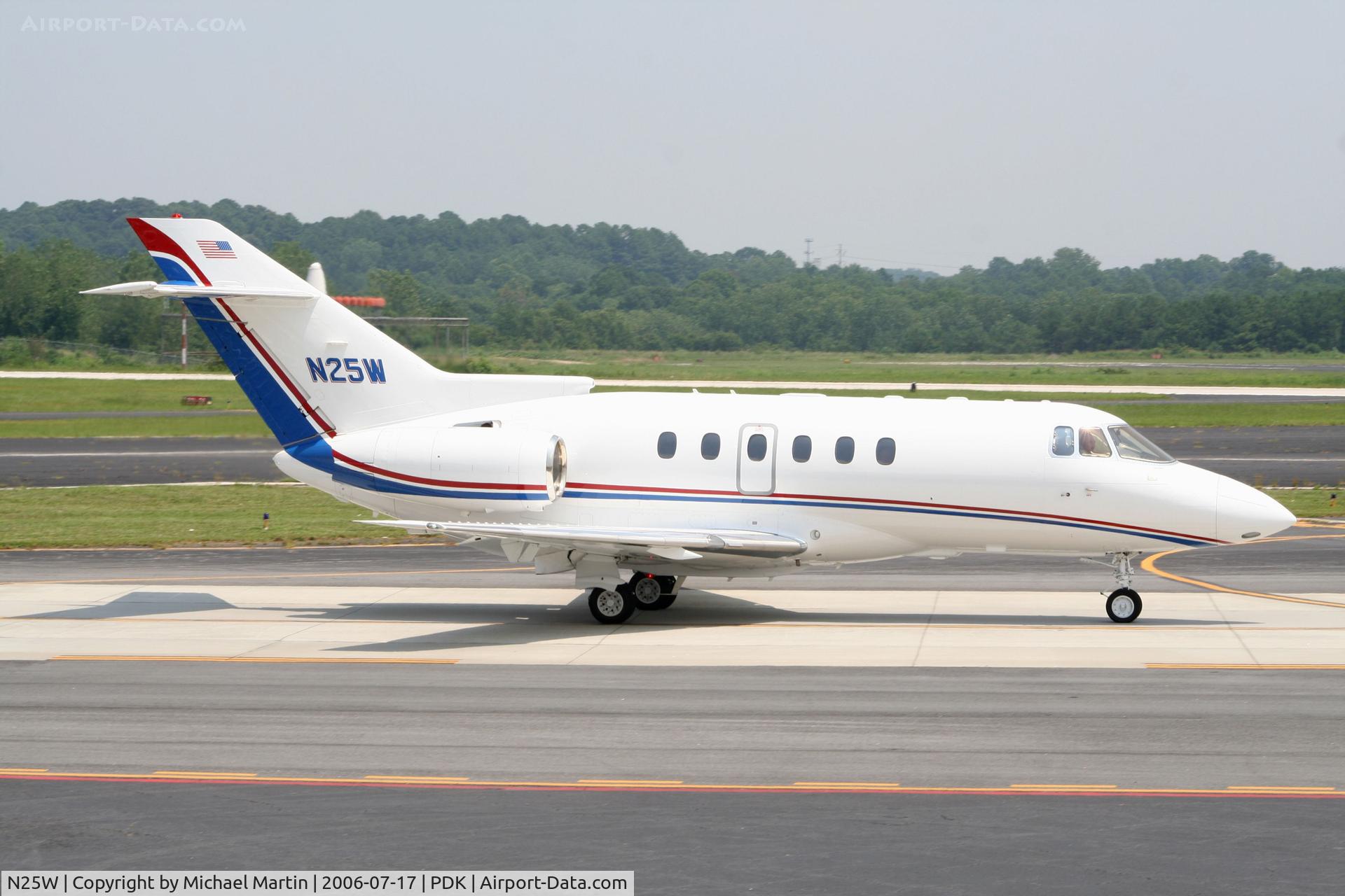 N25W, 2003 Raytheon Hawker 800XP C/N 258626, Taxing to Runway 2R