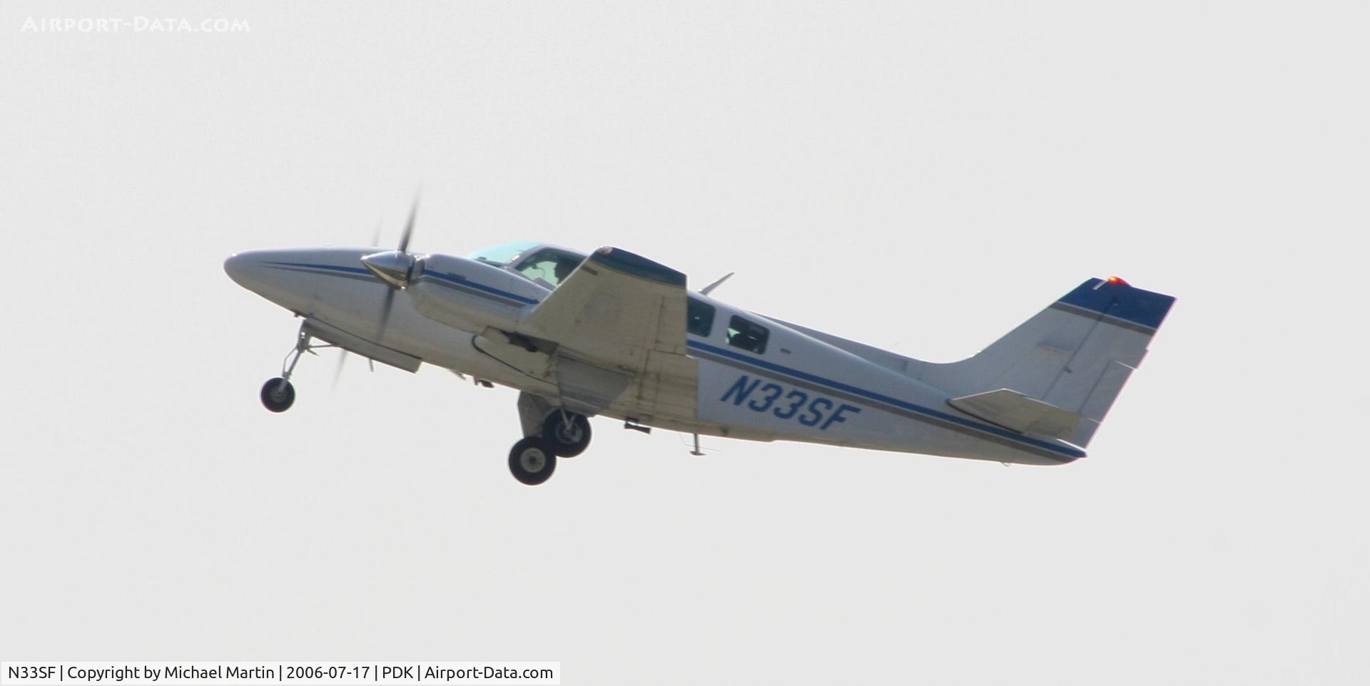N33SF, 1972 Beech 58 Baron C/N TH-190, Departing Runway 2R