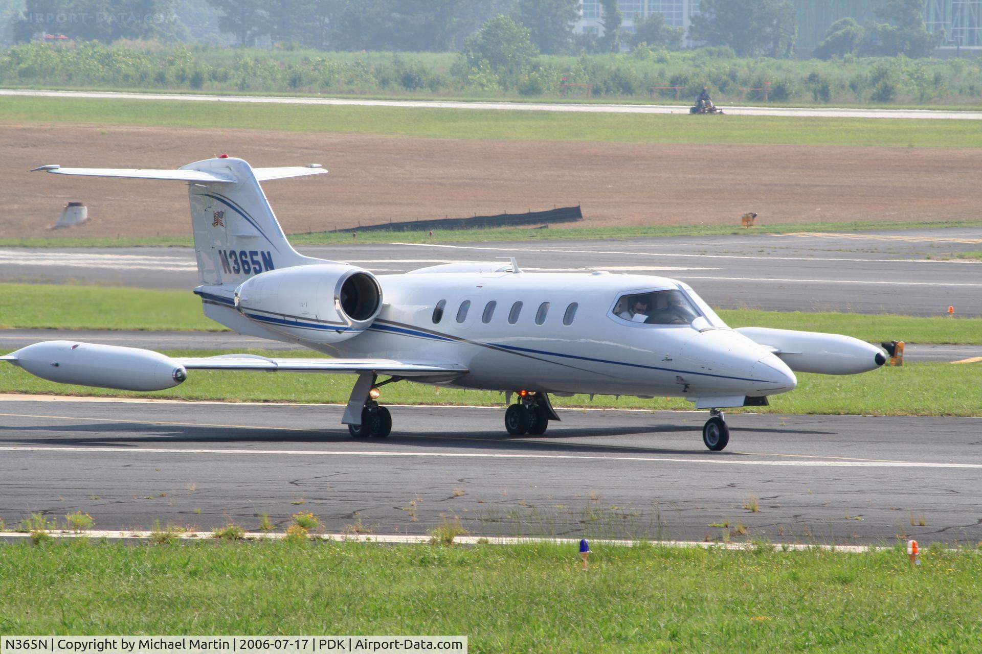 N365N, Gates Learjet 35A C/N 300, Taxing to Runway 2R