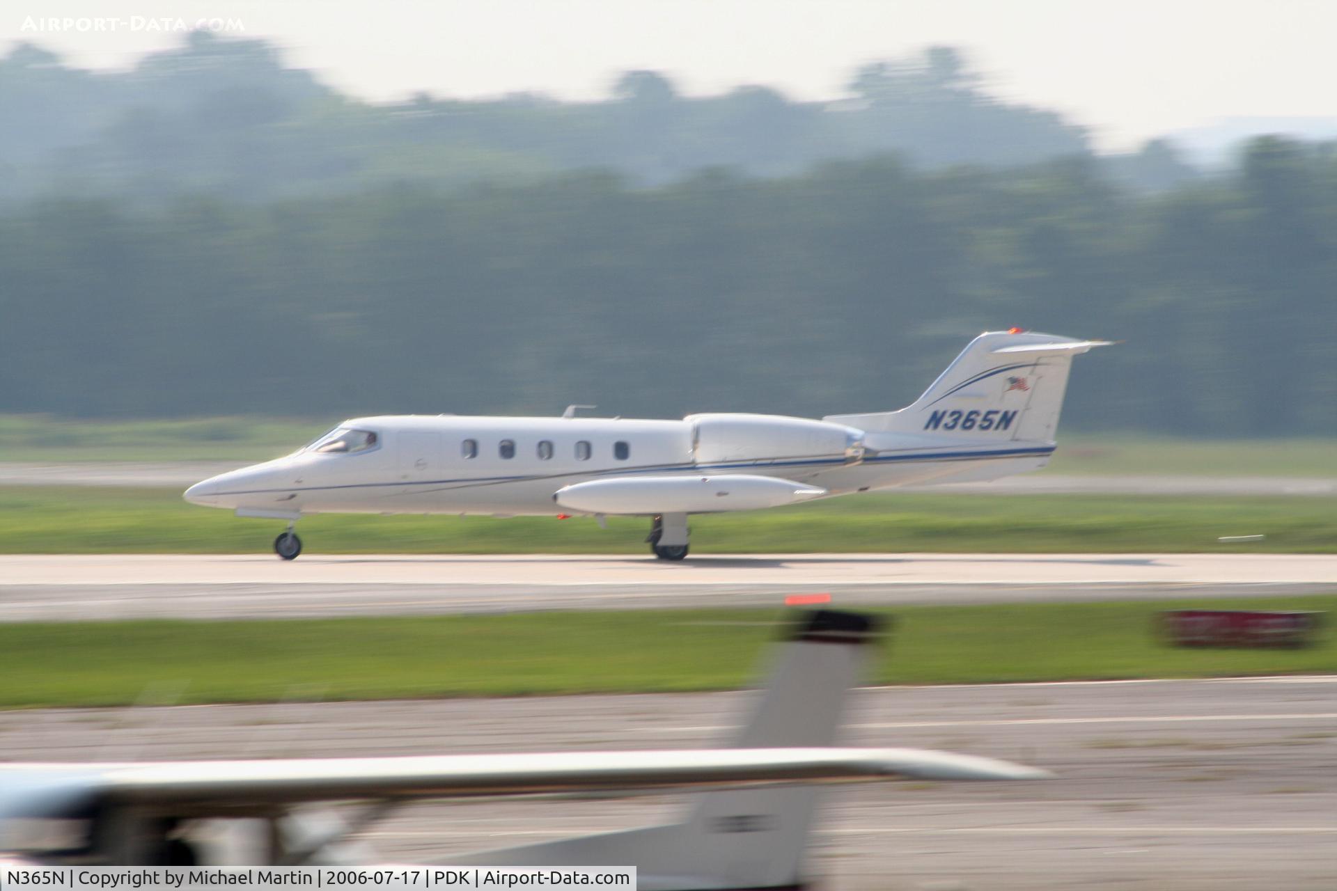 N365N, Gates Learjet 35A C/N 300, Departing Runway 2R