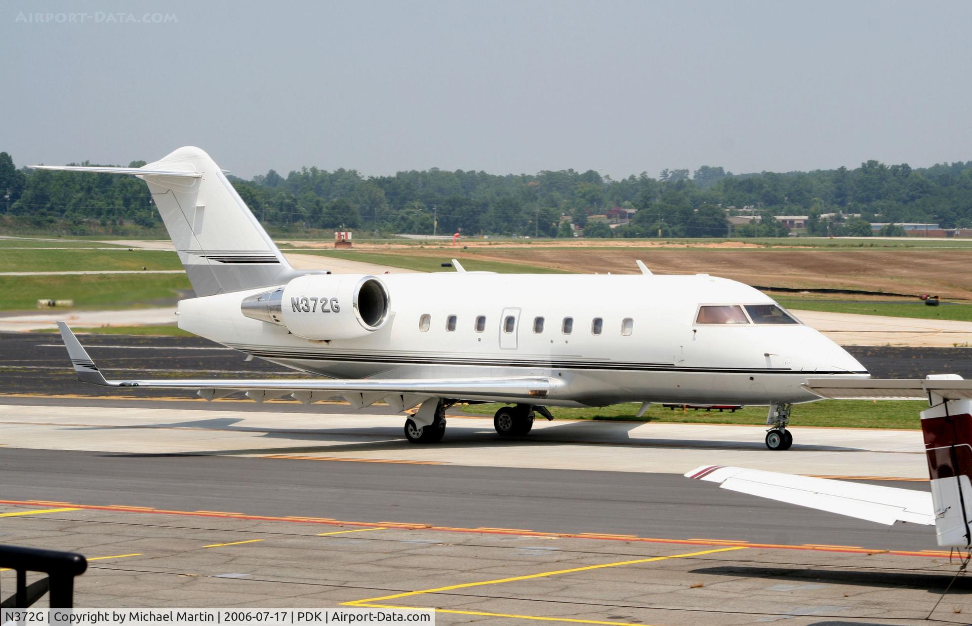 N372G, 1997 Canadair Challenger 604 (CL-600-2B16) C/N 5351, Taxing to Runway 2R