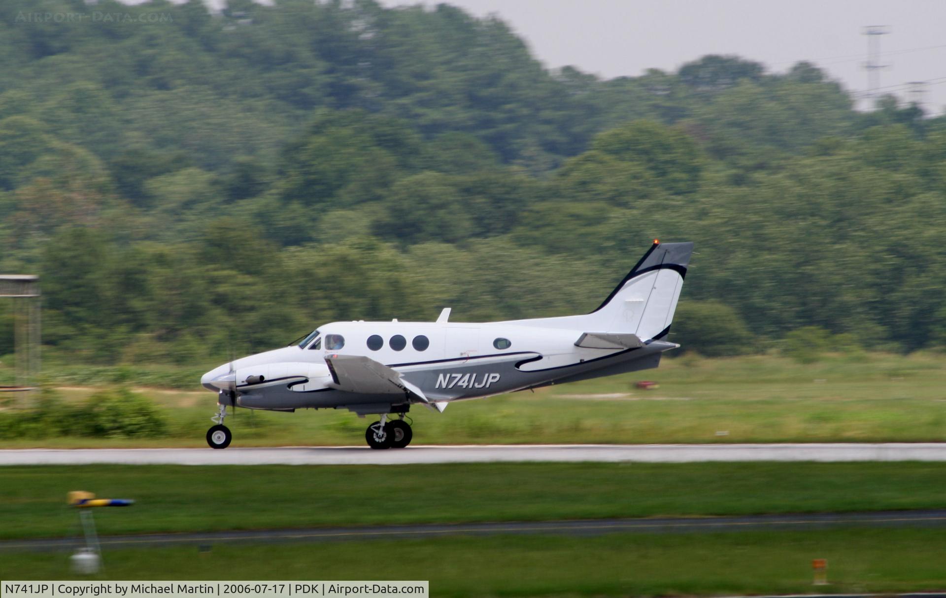 N741JP, 2006 Beech C90GT King Air C/N LJ-1756, Landing Runway 2R