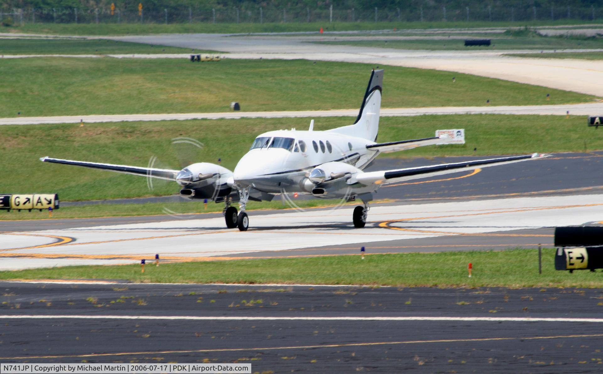 N741JP, 2006 Beech C90GT King Air C/N LJ-1756, Taxing to Epps Air Service
