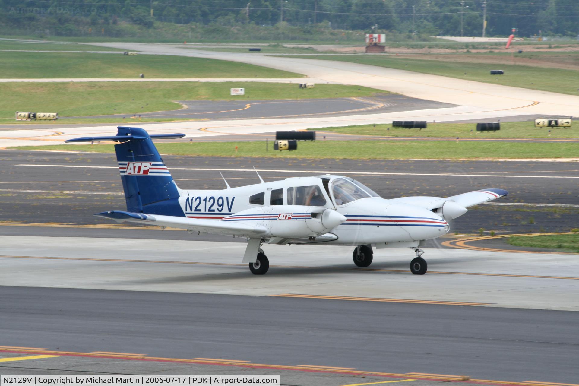 N2129V, 1979 Piper PA-44-180 Seminole C/N 44-7995264, Taxing to Runway 2R