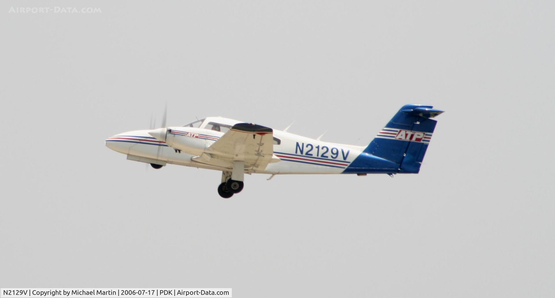 N2129V, 1979 Piper PA-44-180 Seminole C/N 44-7995264, Departing Runway 2R