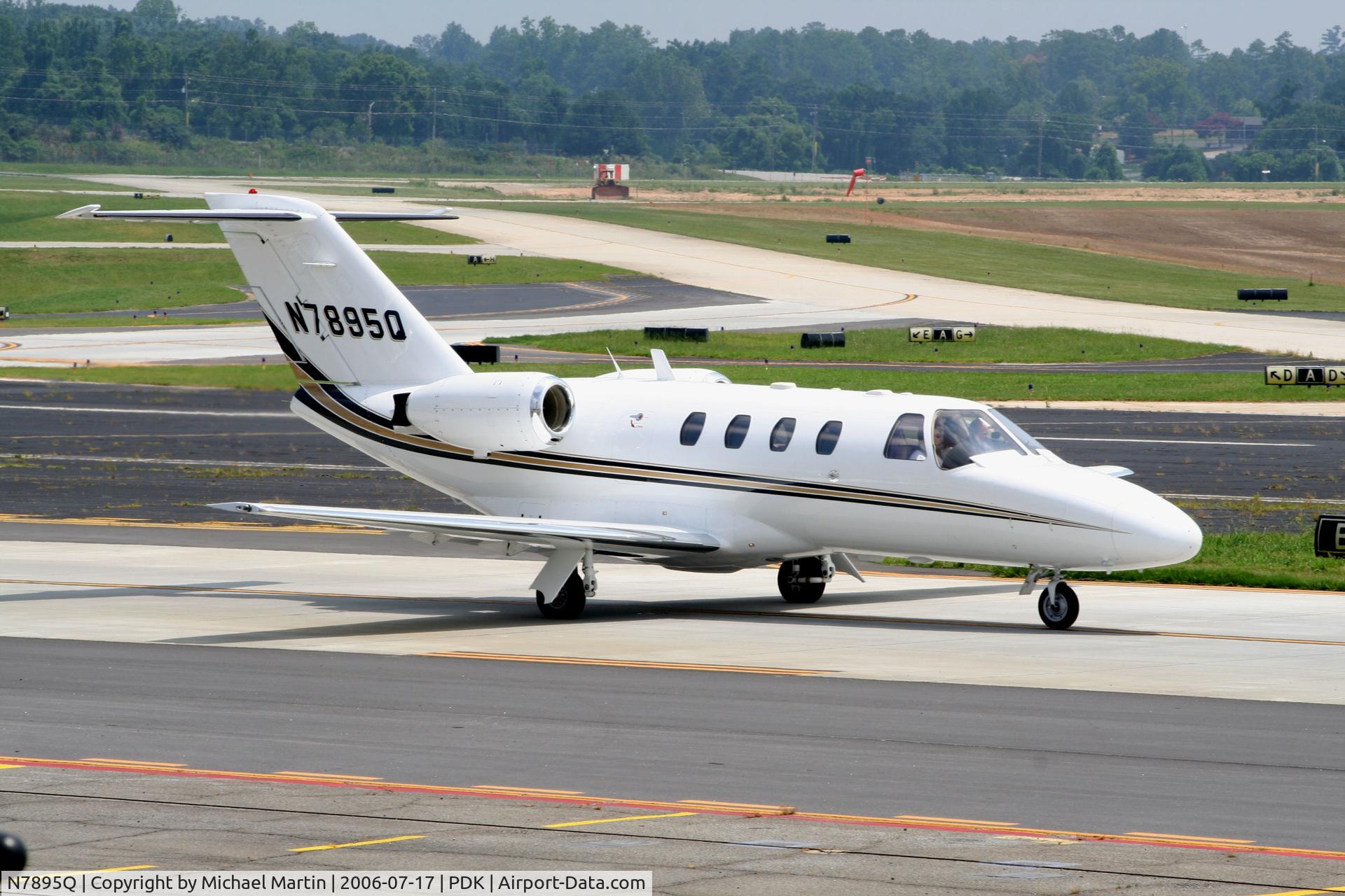 N7895Q, 2000 Cessna 525 C/N 525-0405, Taxing from Epps Air Service