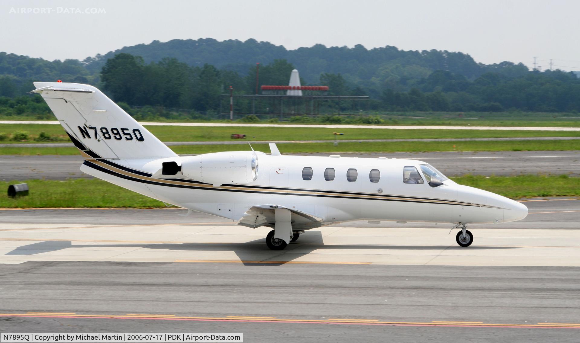 N7895Q, 2000 Cessna 525 C/N 525-0405, Taxing with VOR in background