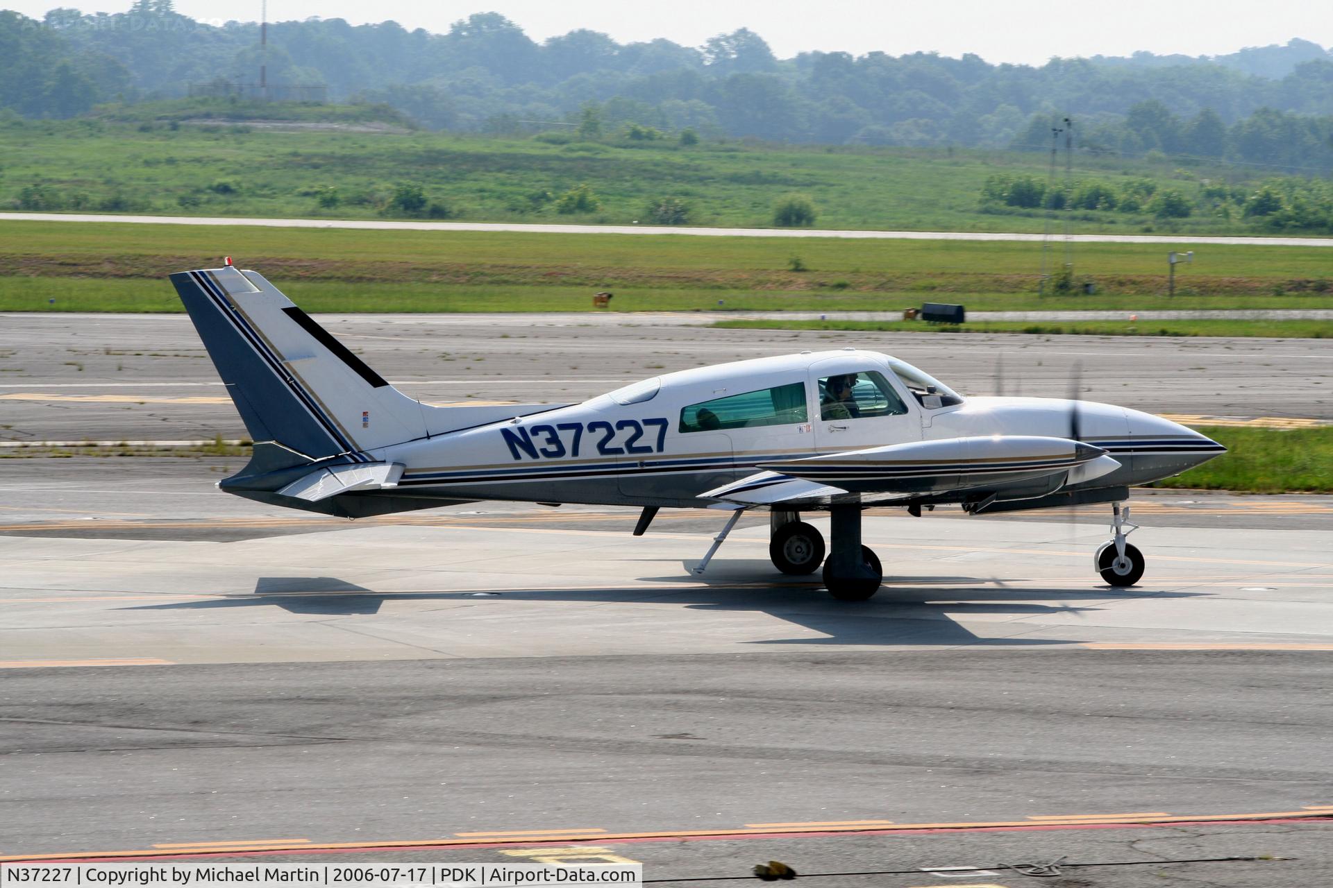 N37227, 1977 Cessna T310R C/N 310R0966, Taxing to Runway 2R
