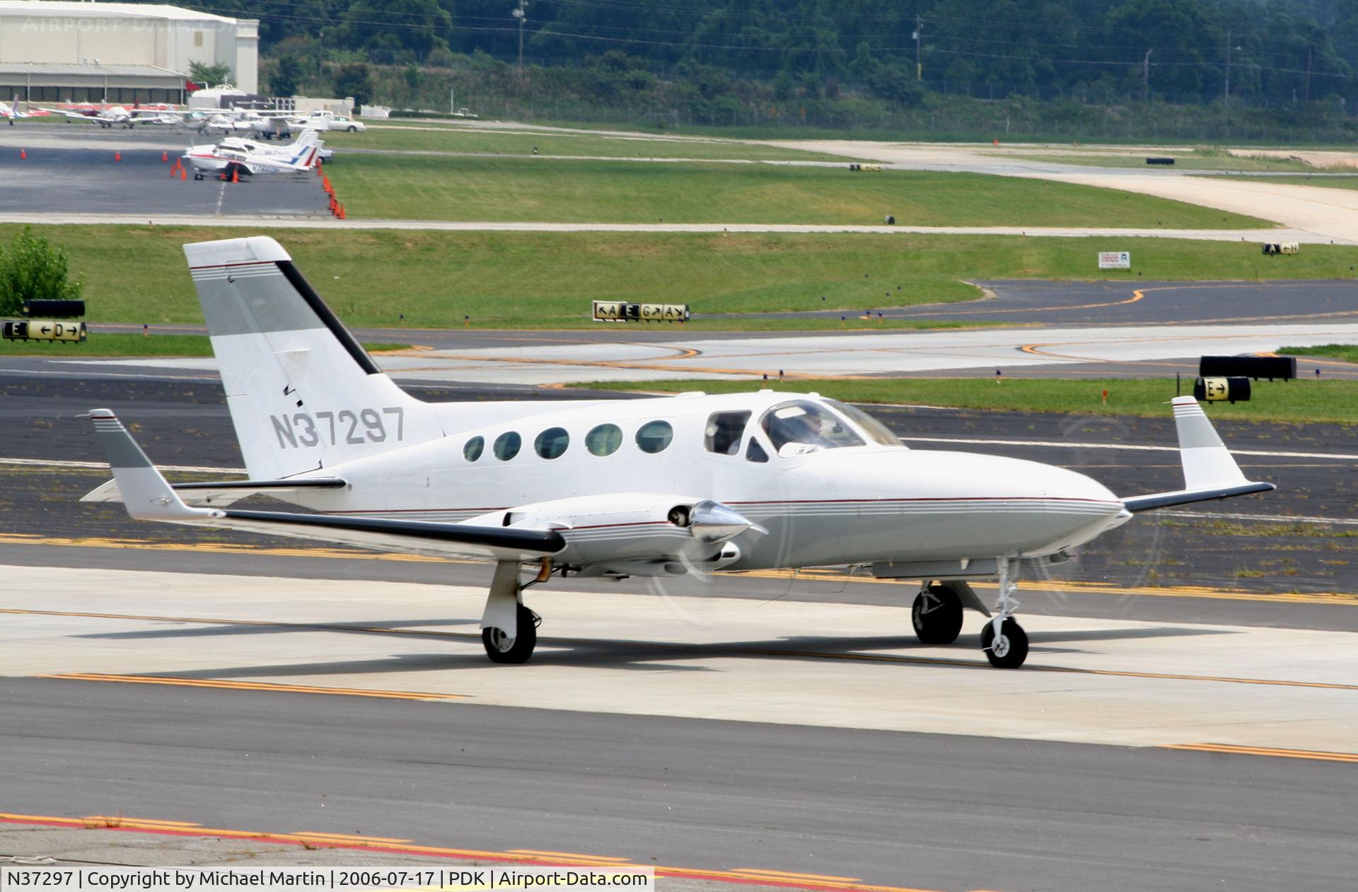 N37297, 1979 Cessna 414A Chancellor C/N 414A0262, Taxing from Epps Air Service