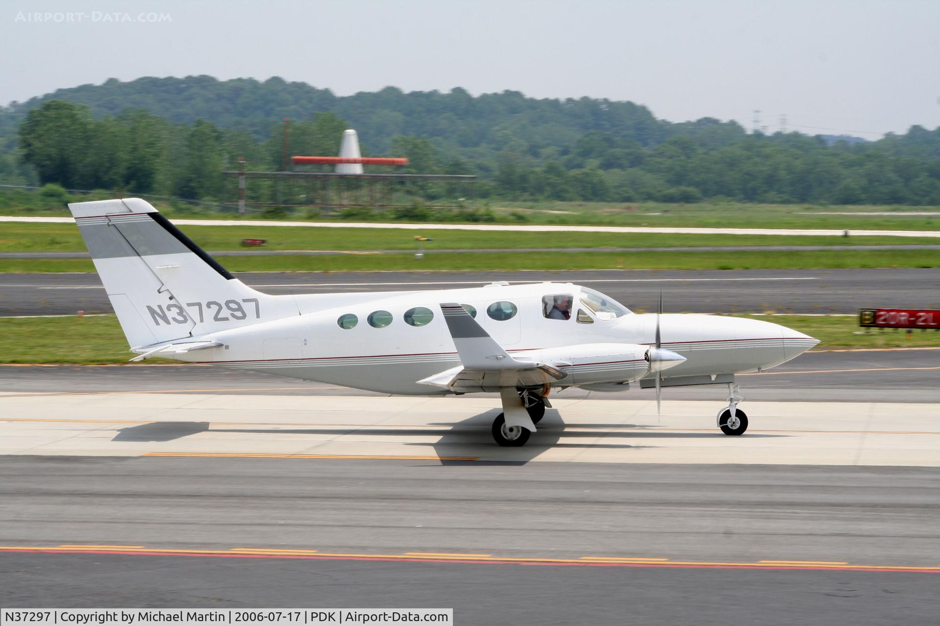 N37297, 1979 Cessna 414A Chancellor C/N 414A0262, Taxing with VOR in background