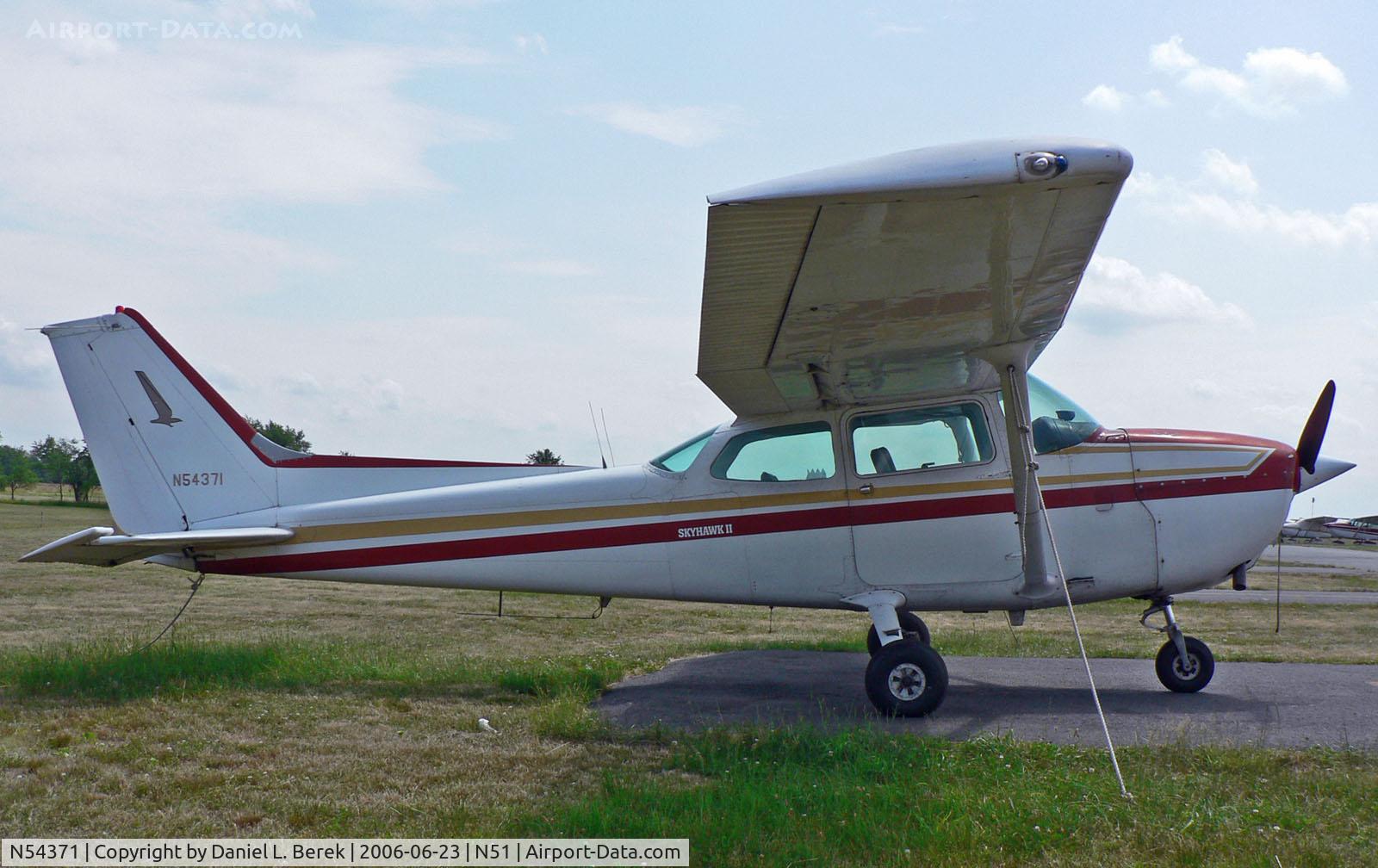N54371, 1981 Cessna 172P C/N 17274966, This 1981 Cessna Skyhawk II tries not to get a sunburn on a summer afternoon.