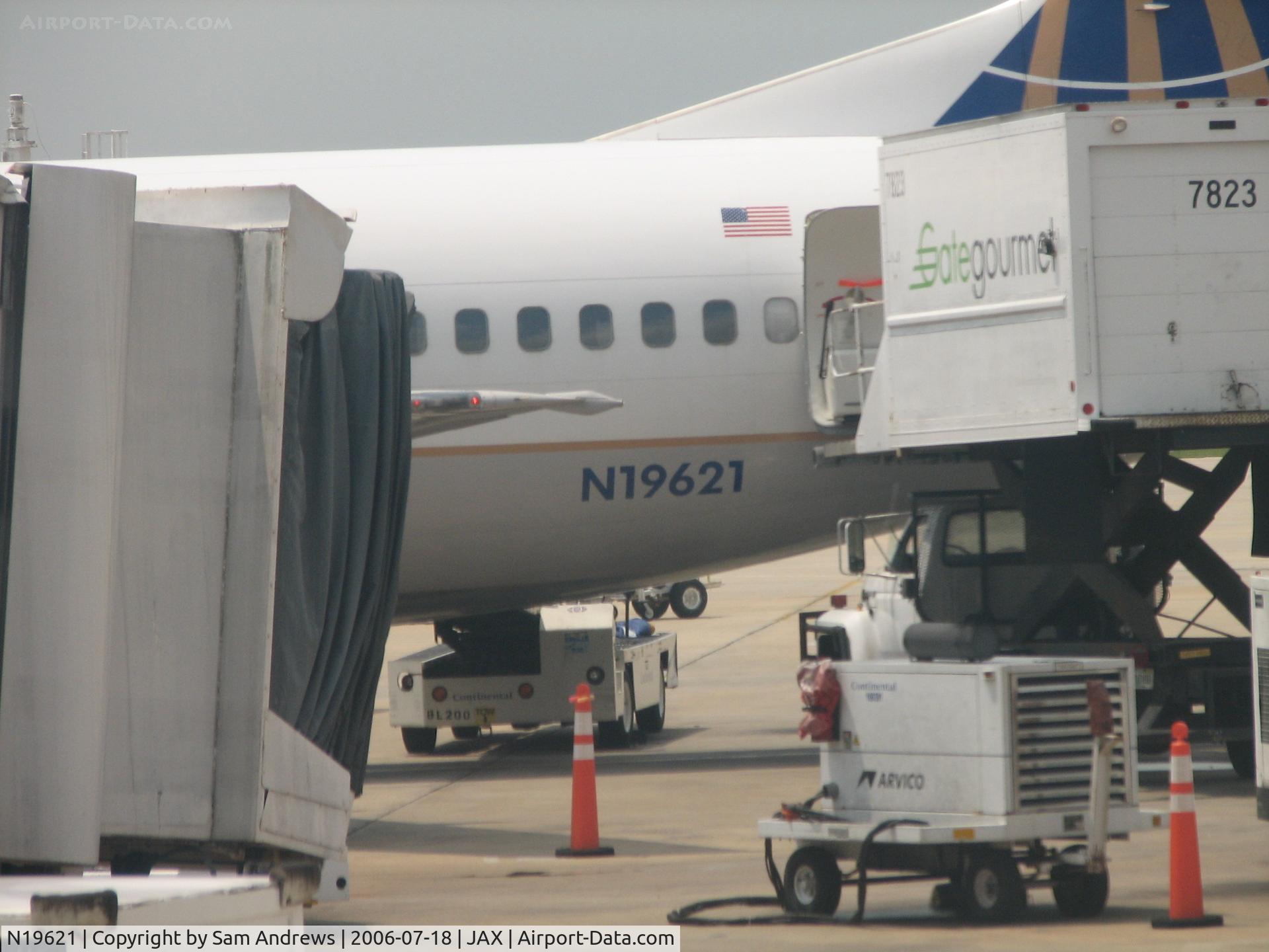 N19621, 1994 Boeing 737-524 C/N 27334, Loading up at JAX