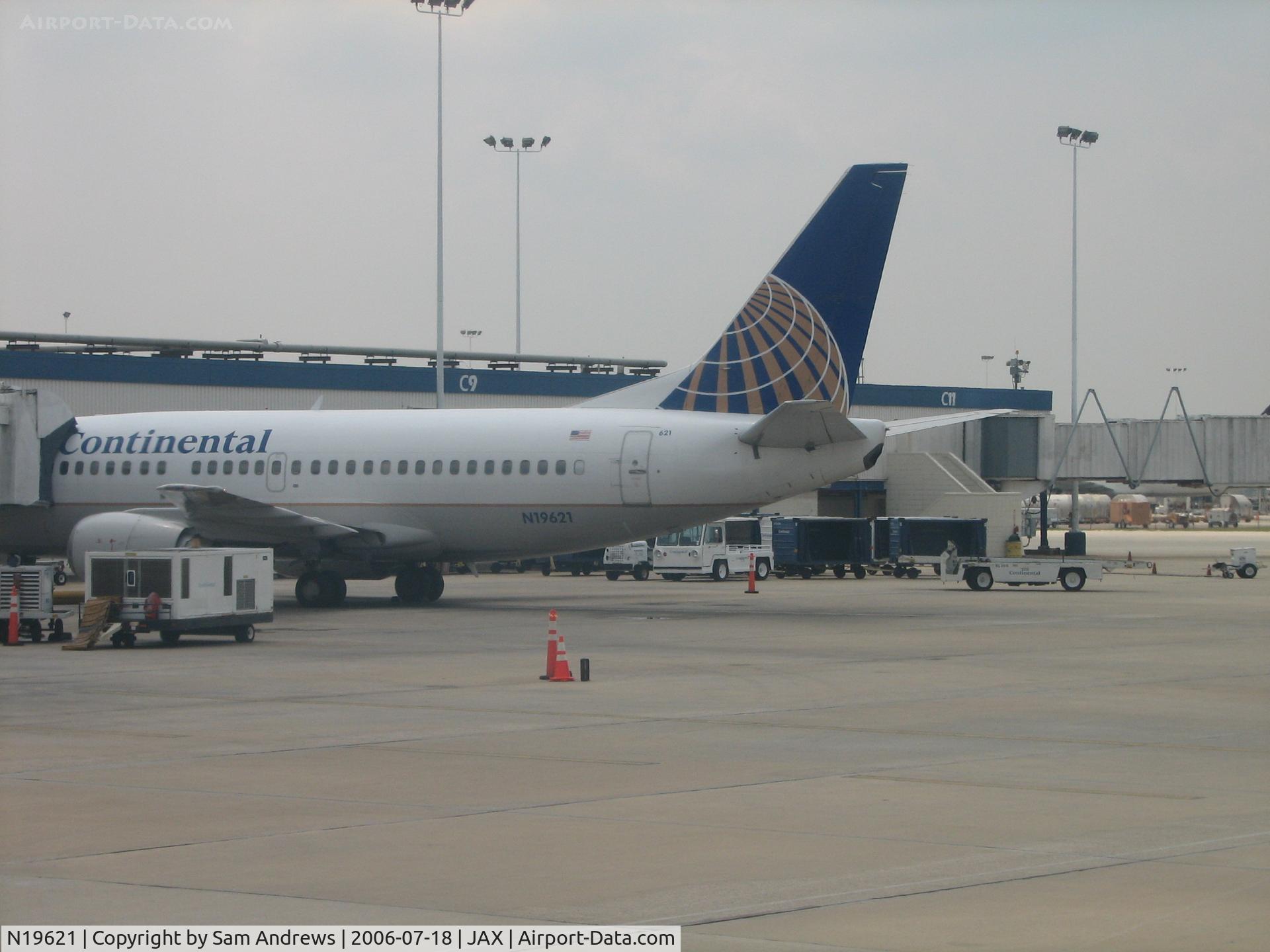 N19621, 1994 Boeing 737-524 C/N 27334, Loading at JAX