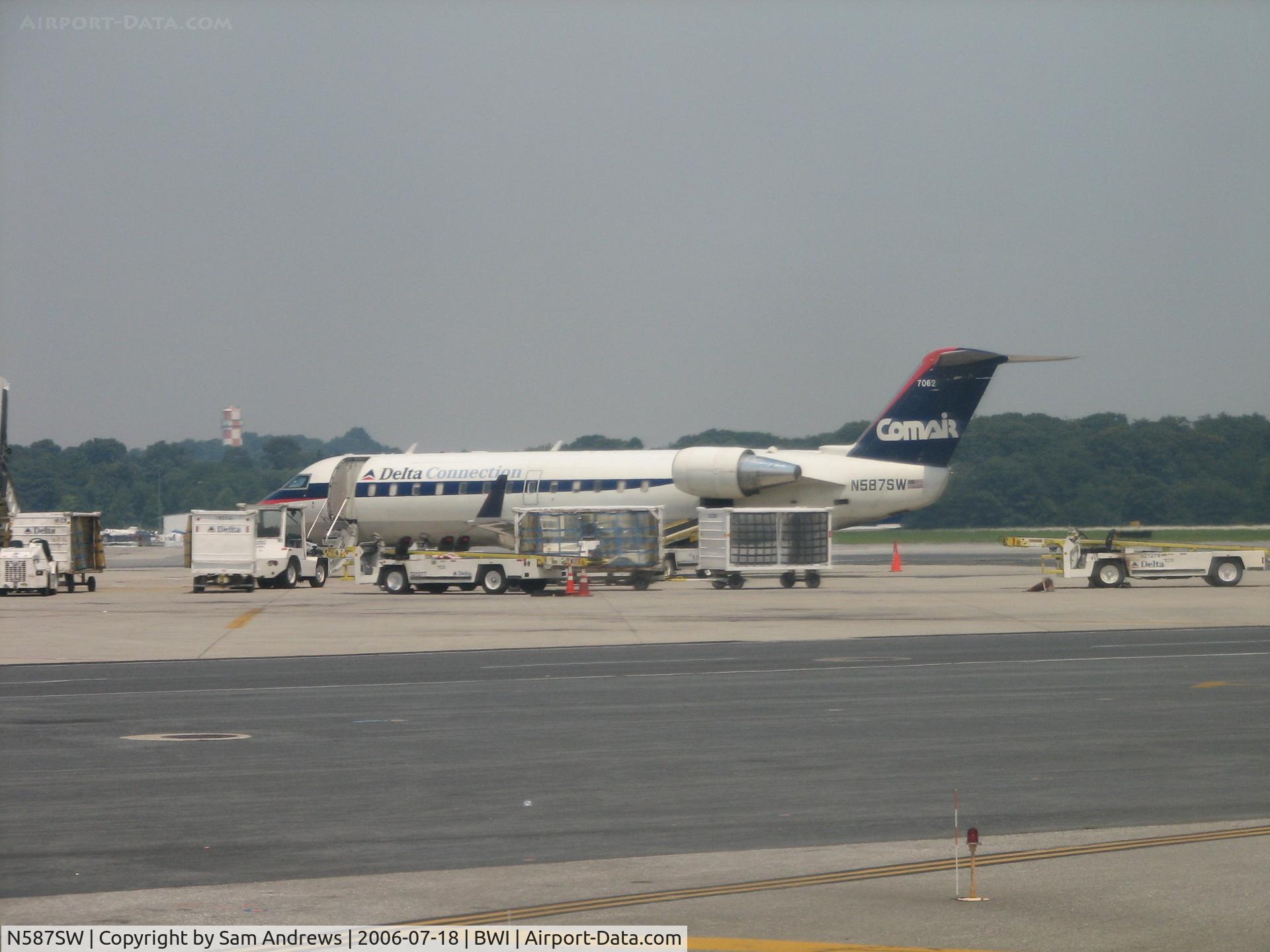 N587SW, 1995 Canadair CRJ-100ER (CL-600-2B19) C/N 7062, Loading up at BWI