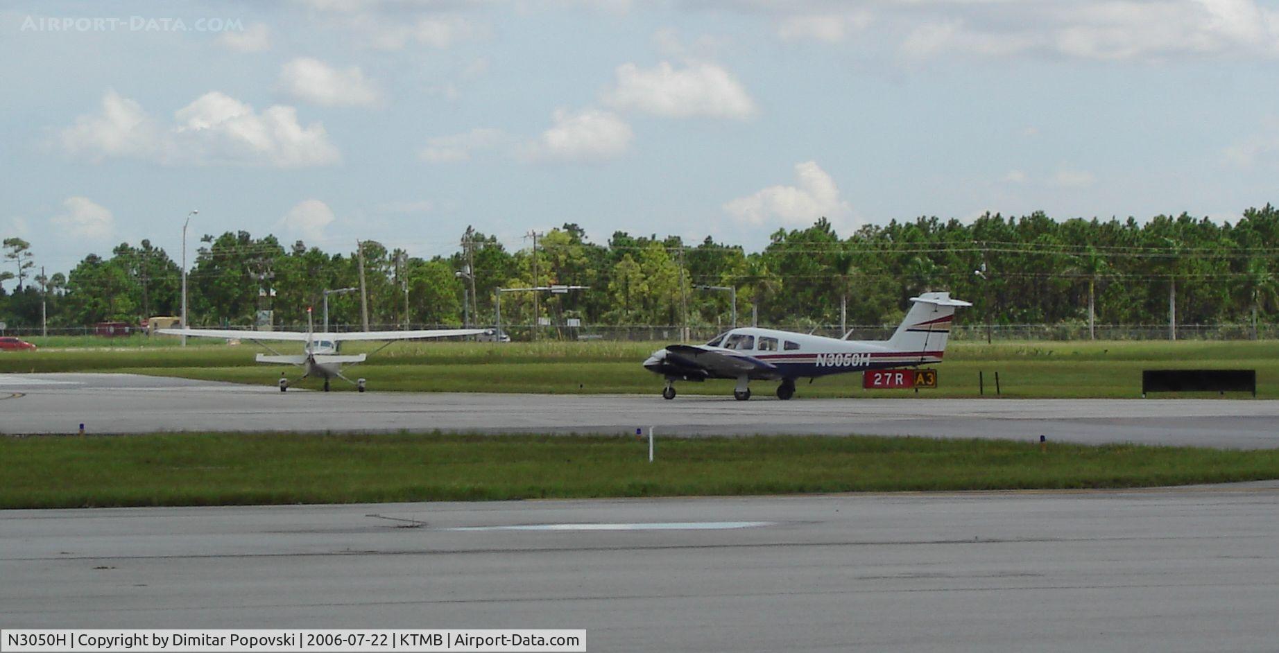 N3050H, 1978 Piper PA-44-180 Seminole C/N 44-7995163, Piper Seminole holding short 27R