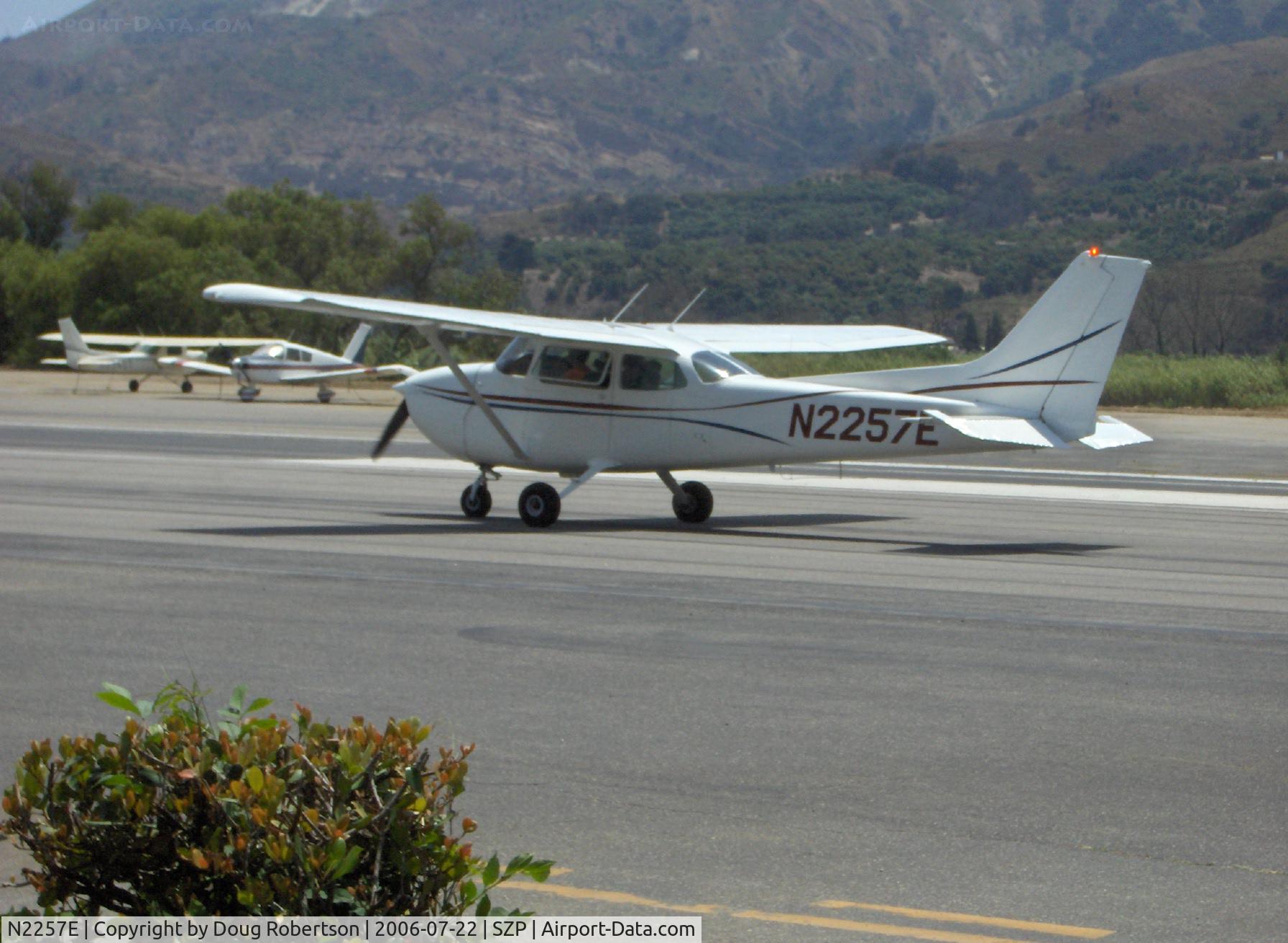N2257E, 1978 Cessna 172N C/N 17271208, 1978 Cessna 172N, Lycoming O-320-H2AD 160 Hp, taxi to Runway 22