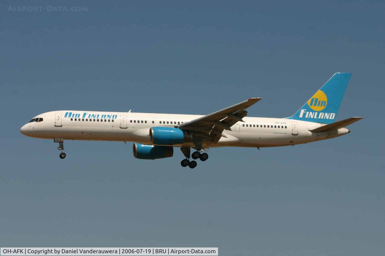 OH-AFK, 1993 Boeing 757-28A C/N 25622, short to land on rwy 25L