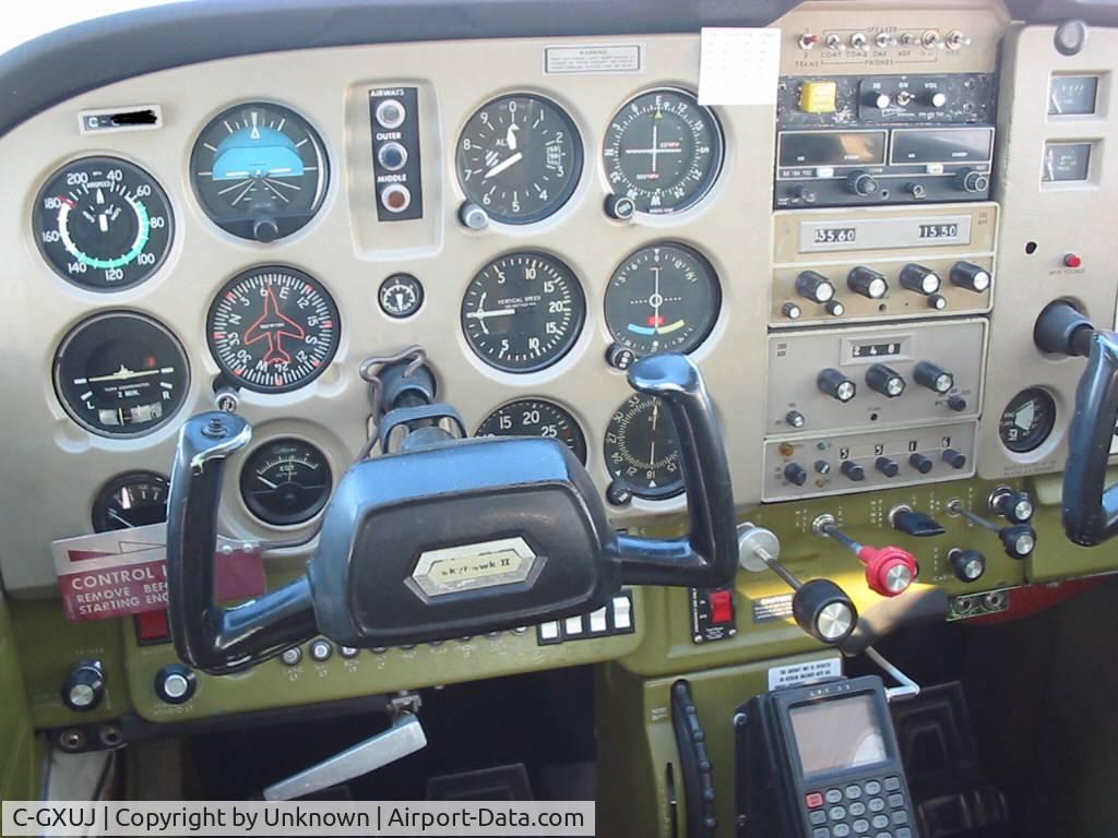 C-GXUJ, 1975 Cessna 172M C/N 17264200, Panel