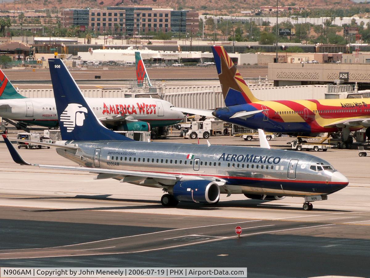 N906AM, 2004 Boeing 737-752 C/N 29356, Photo taken from the Terminal 3 parking garage