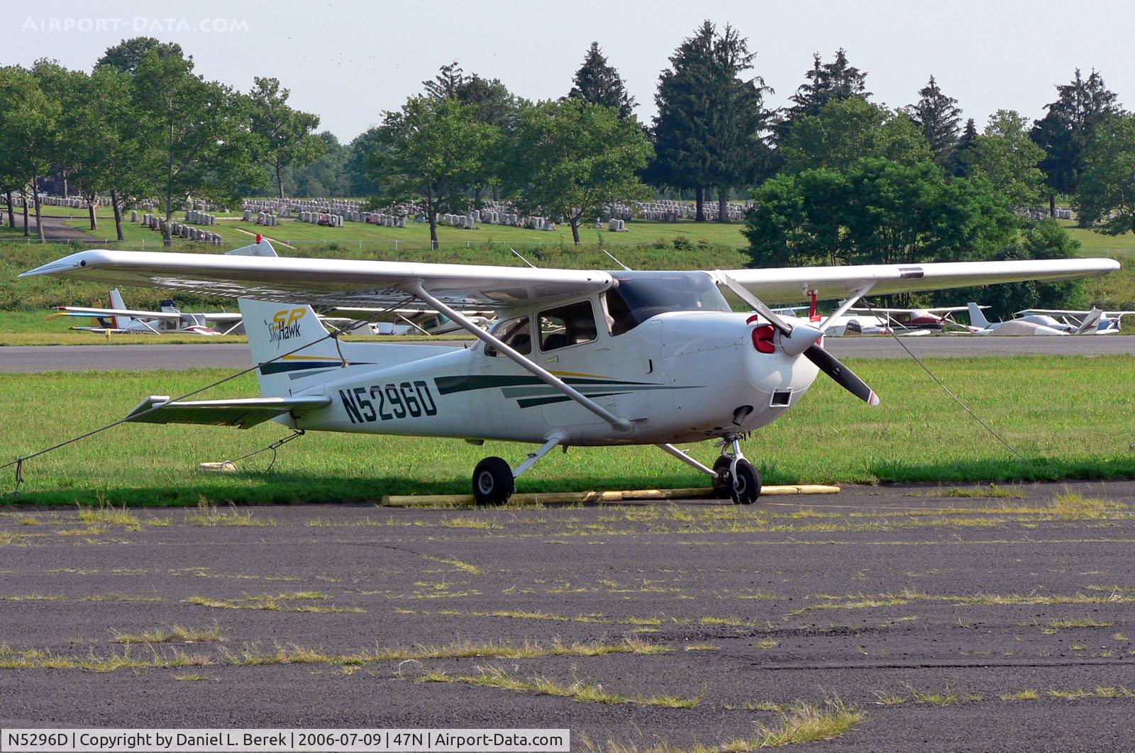 N5296D, Cessna 172S C/N 172S9239, Nice Cessna Hawk; strange backdrop for an airport!