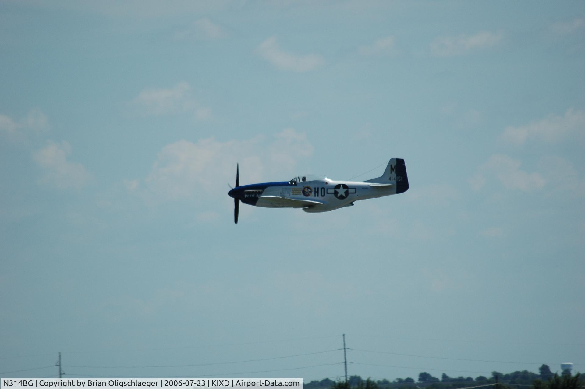 N314BG, North American P-51D Mustang C/N 122-3999 (44-73140), A fly-by before departing for the St Louis area