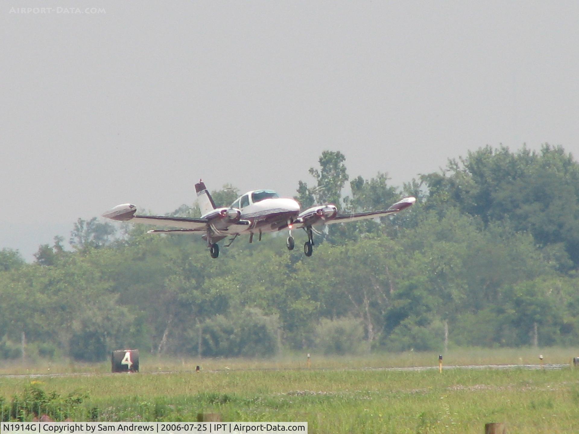 N1914G, 1974 Cessna 310R C/N 310R0059, Just off going to EVV