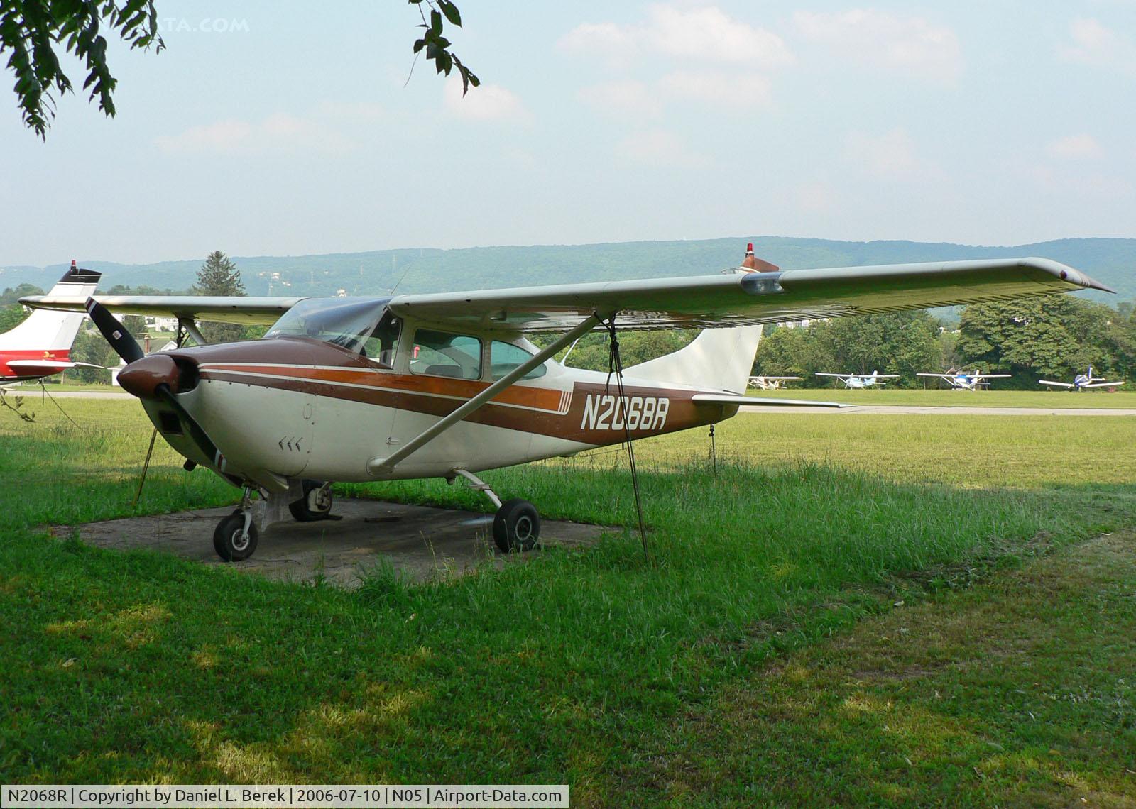 N2068R, 1964 Cessna 182G Skylane C/N 18255268, Built in 1964 and still flying!