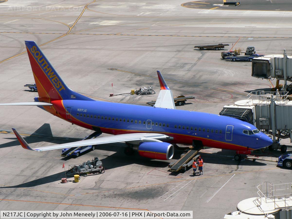 N217JC, 2005 Boeing 737-7H4 C/N 34232, Seen from the top of the Terminal 4 parking garage
