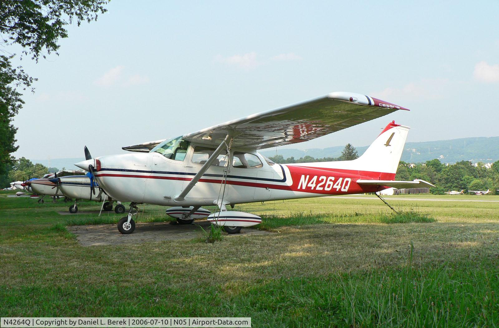 N4264Q, 1971 Cessna 172L C/N 17260164, Shiny 1971 Cessna Skyhawk at Hackettstown.