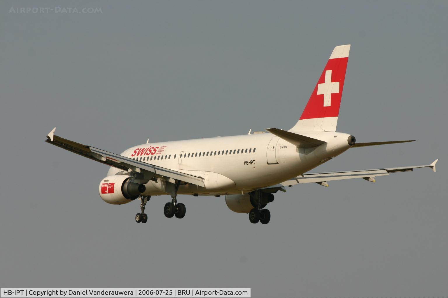 HB-IPT, 1997 Airbus A319-112 C/N 727, arrival of flight LX782 on rwy 02