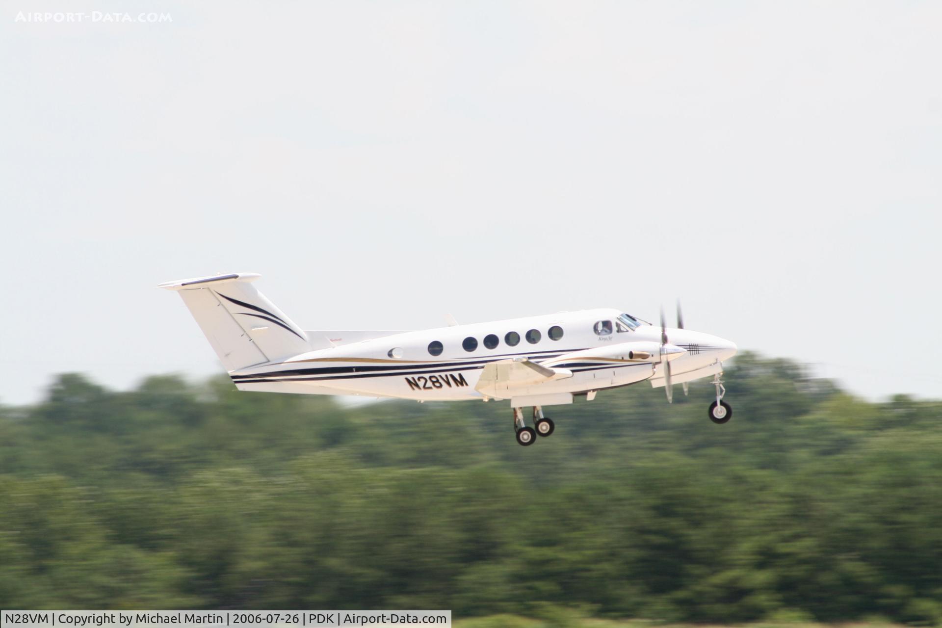 N28VM, 2001 Raytheon B200 King Air C/N BB-1772, Departing 20L enroute to BKM