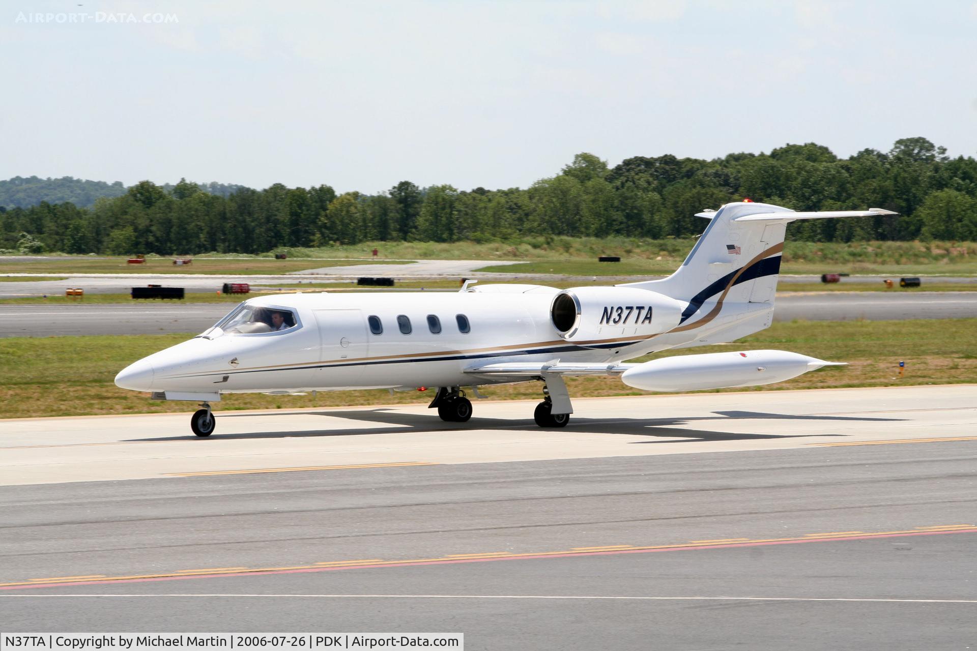 N37TA, 1975 Gates Learjet 35 C/N 034, Taxing to Runway 20L