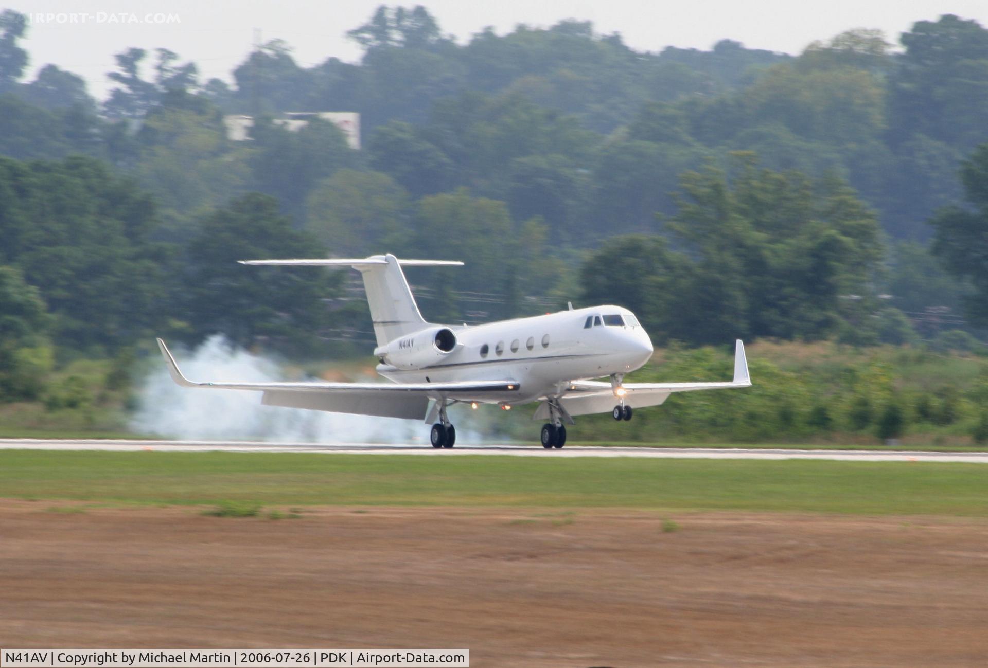 N41AV, 1969 Grumman G-1159 Gulfstream II C/N 61, Smoking Tires Landing 20L
