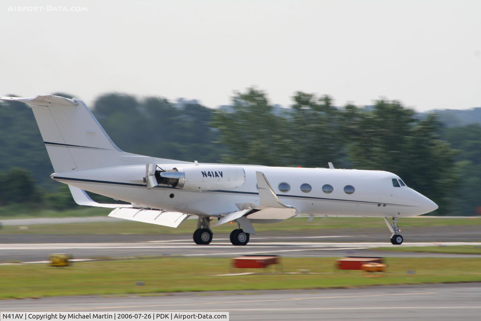 N41AV, 1969 Grumman G-1159 Gulfstream II C/N 61, LANDING 20L - Air Brakes Extended