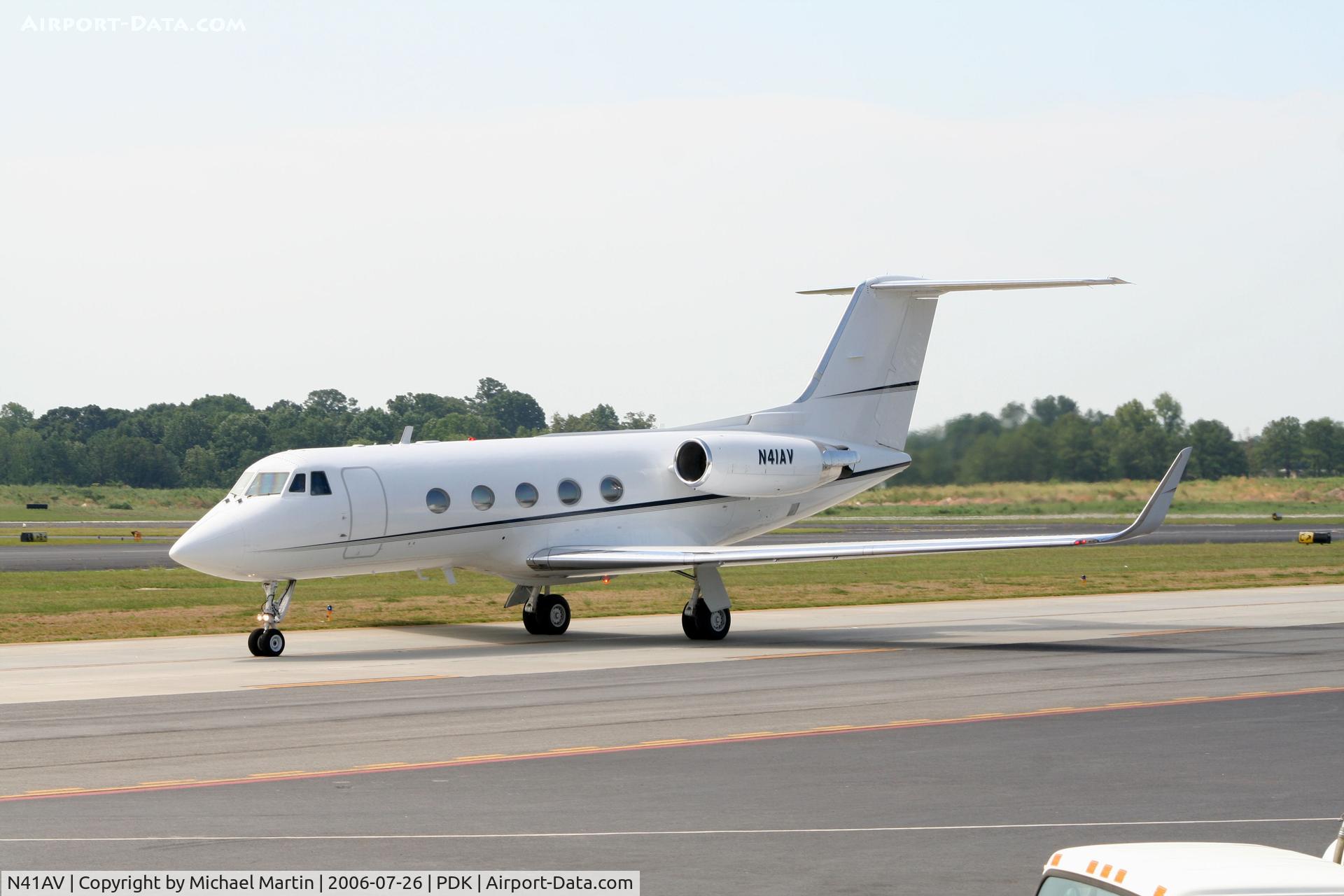 N41AV, 1969 Grumman G-1159 Gulfstream II C/N 61, Taxing to Epps Air Service