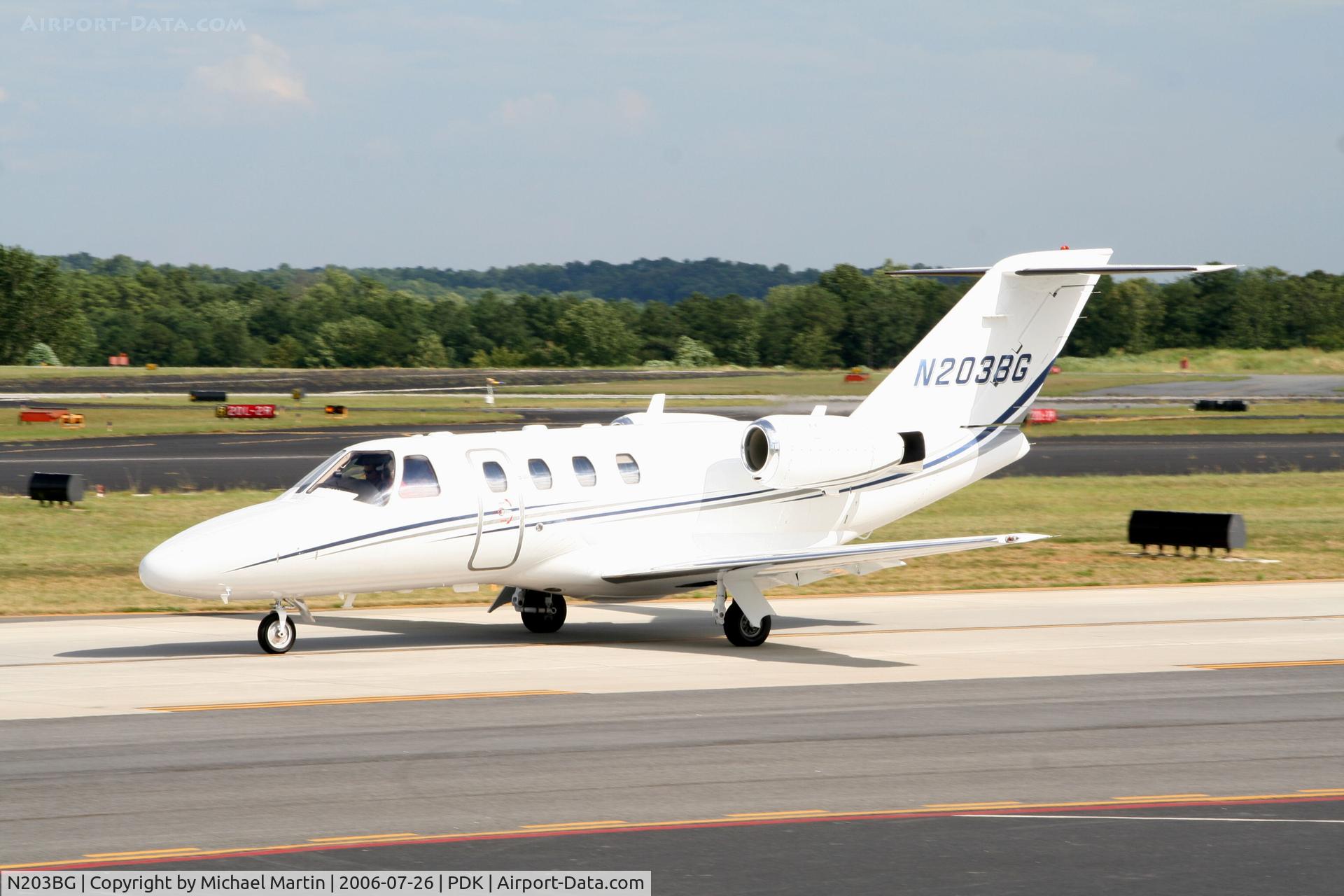 N203BG, 2000 Cessna 525 CitationJet CJ1 C/N 525-0378, Taxing to Signature Air