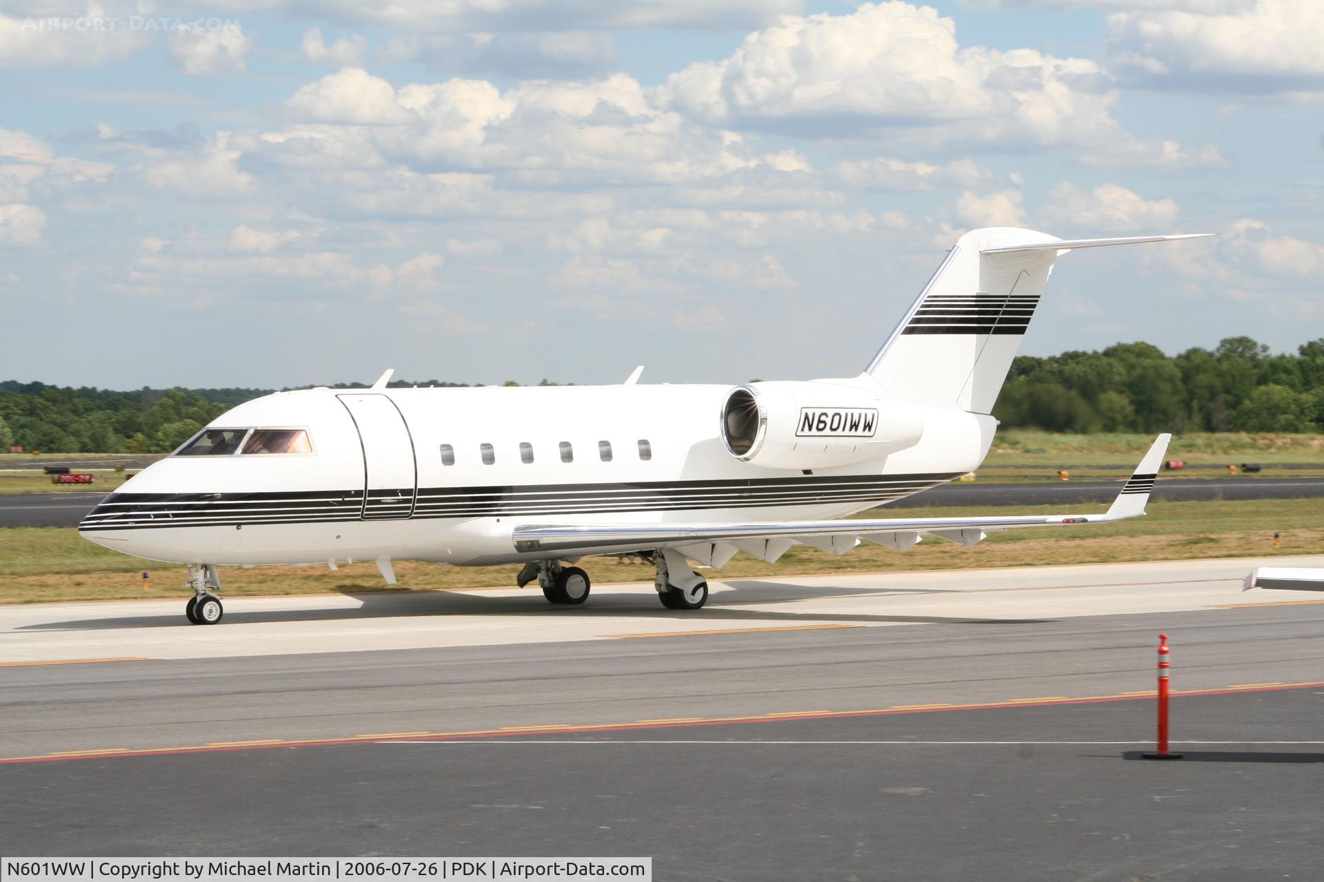 N601WW, Canadair Challenger 600 (CL-600-1A11) C/N 1076, Taxing to Signature Air