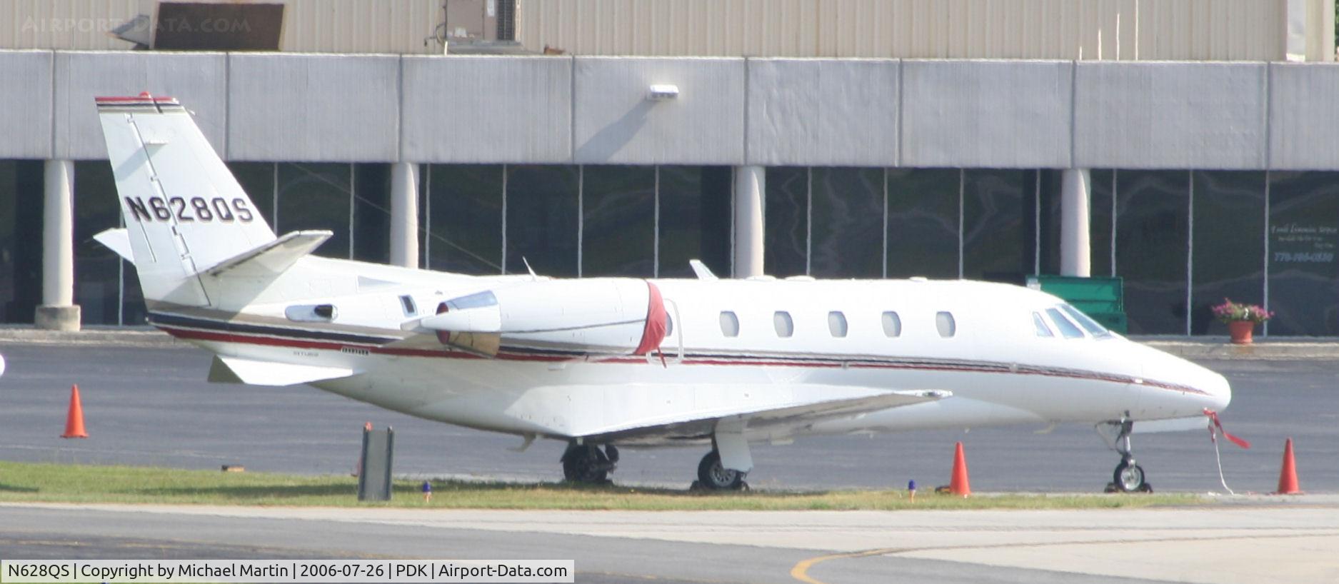 N628QS, 2002 Cessna 560XL C/N 560-5305, Execjet 628 Parked at Signature Air