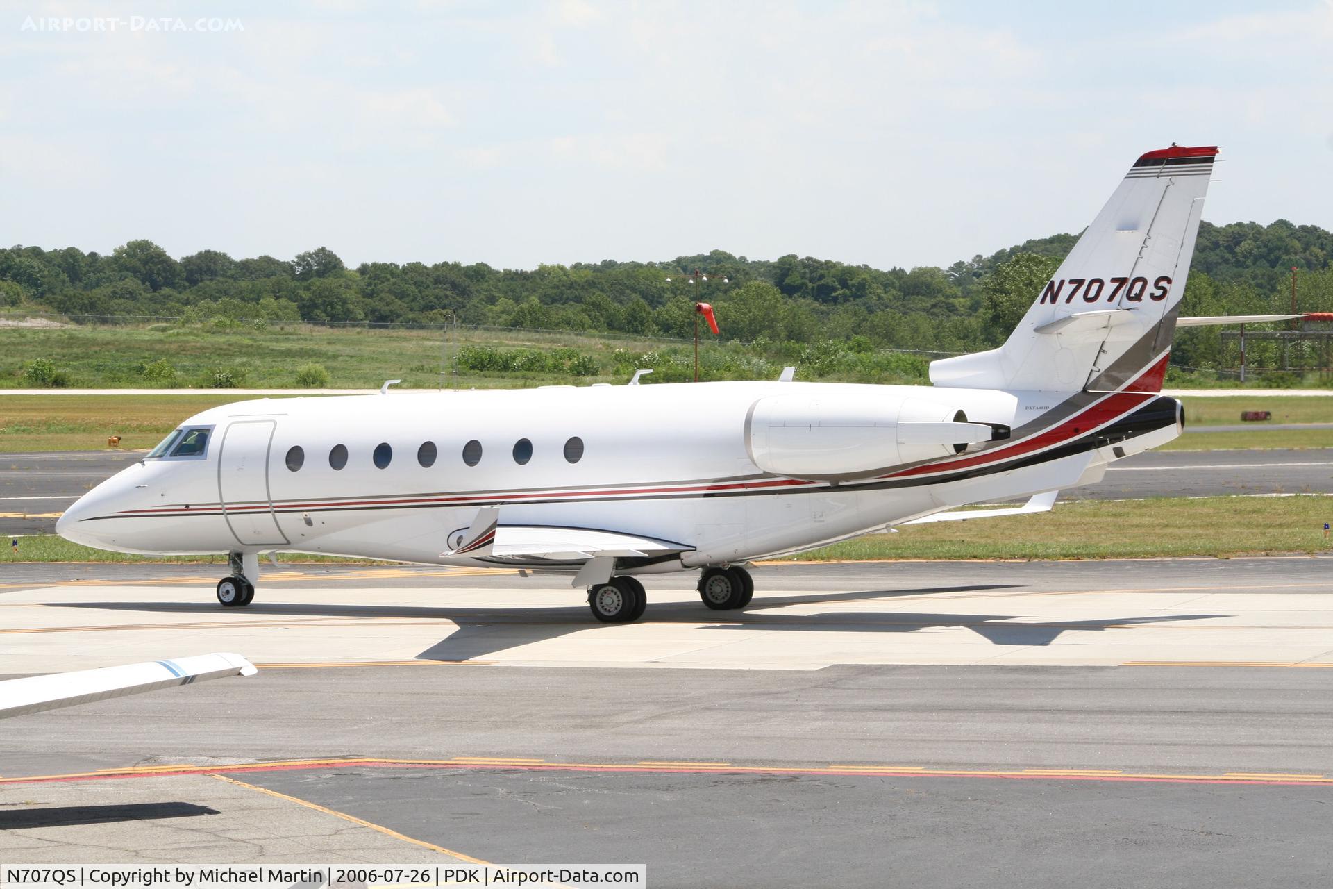 N707QS, 2002 Israel Aircraft Industries Gulfstream 200 C/N 066, Execjet 707 Taxing to Signature Air