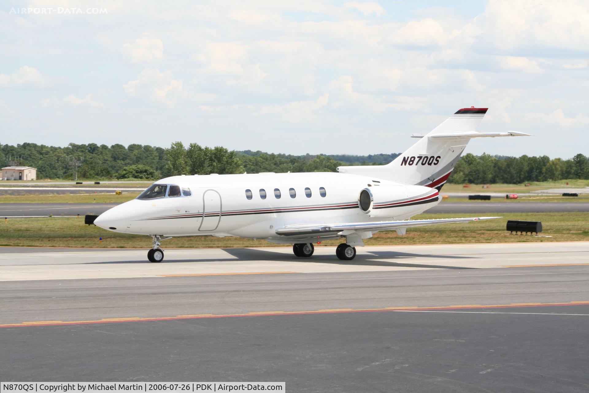 N870QS, 2005 Raytheon Hawker 800XP C/N 258732, Execjet 870 taxing to Signature Air