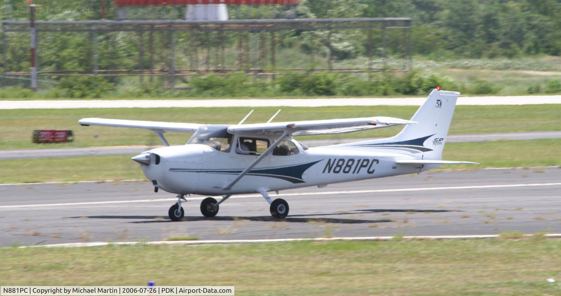 N881PC, 2004 Cessna 172S C/N 172S9706, Taxing to Runway 20R