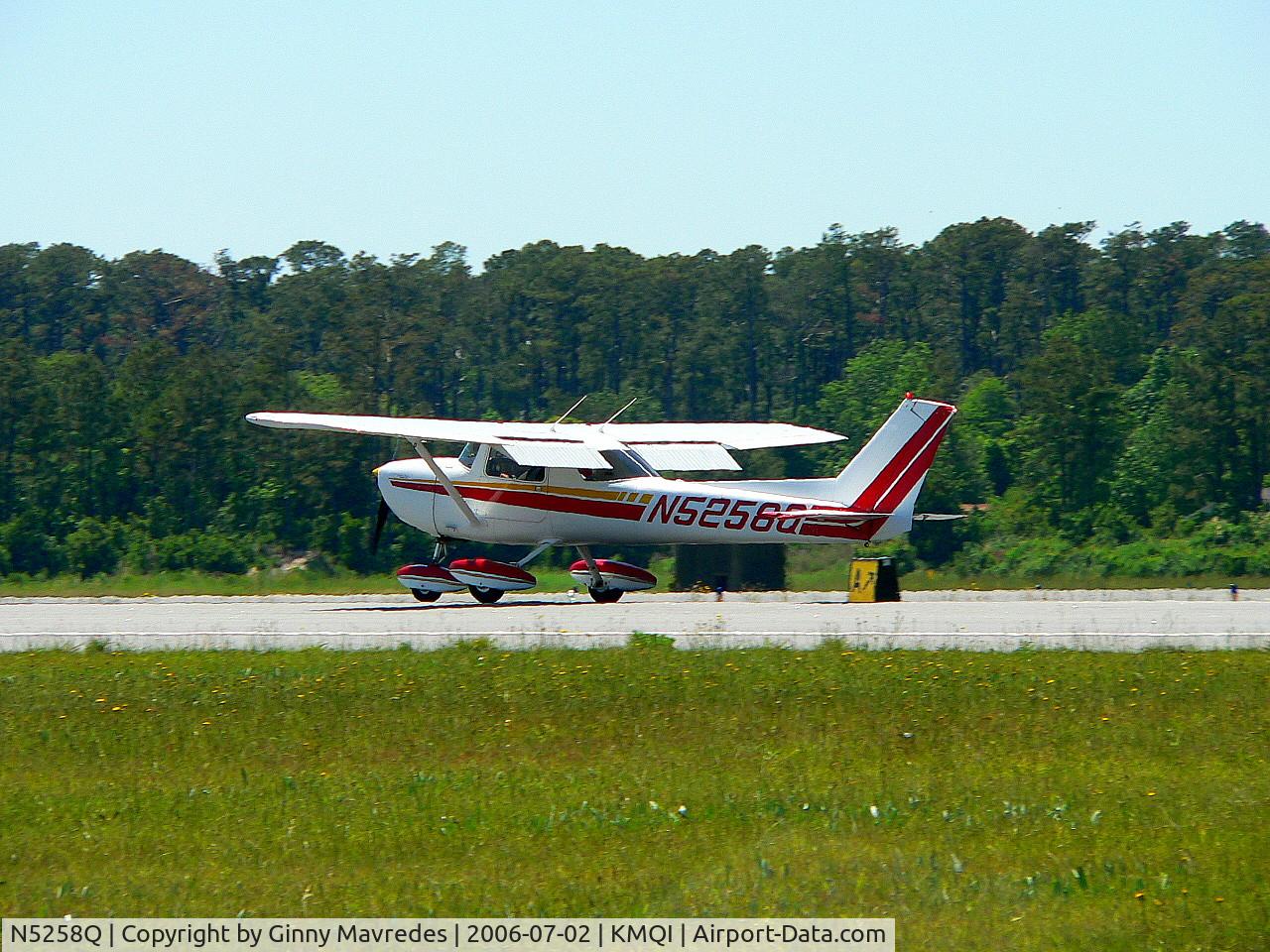 N5258Q, 1972 Cessna 150L C/N 15073158, Landing at Dare County Municipal